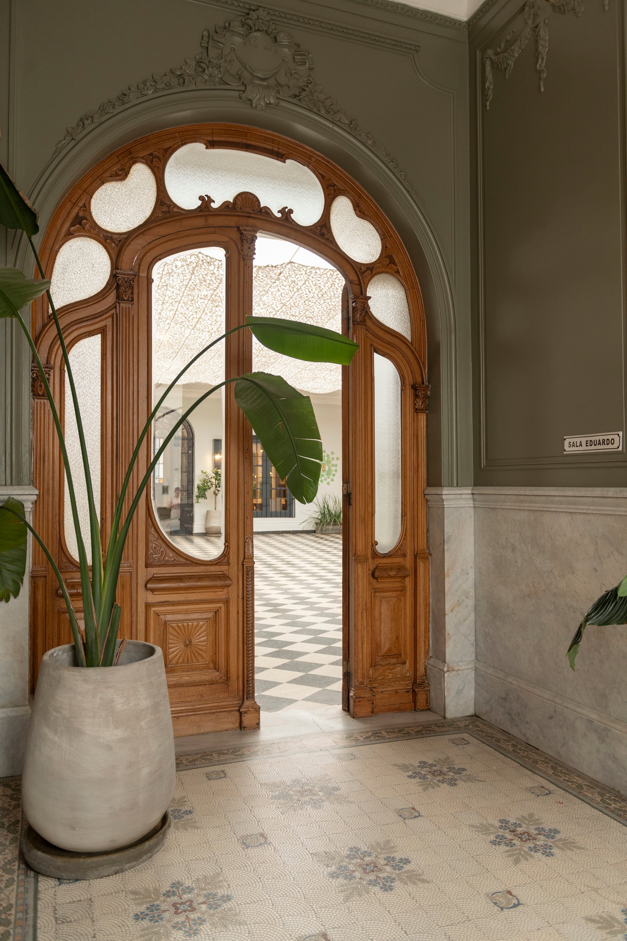 La casona de 1860 está ubicada sobre la calle San Juan 550 y no pasa inadvertida.