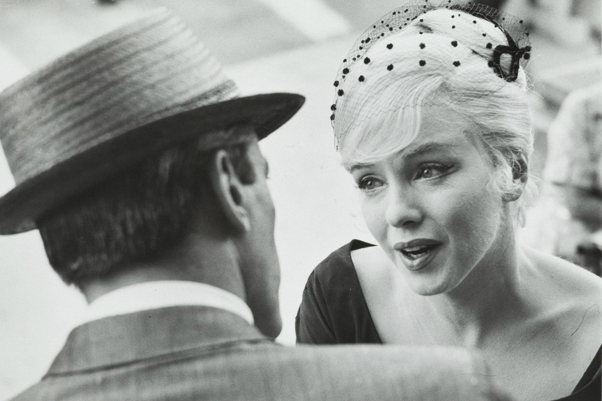 Los inadaptados: un film nacido del desprecio que sirvió como telón para el trágico final de sus protagonistas 8 Una de las fotografías del libro The Misfits. Story of Shoot, que captura a Marilyn Monroe en una conversación con el actor Kevin McCarthy.