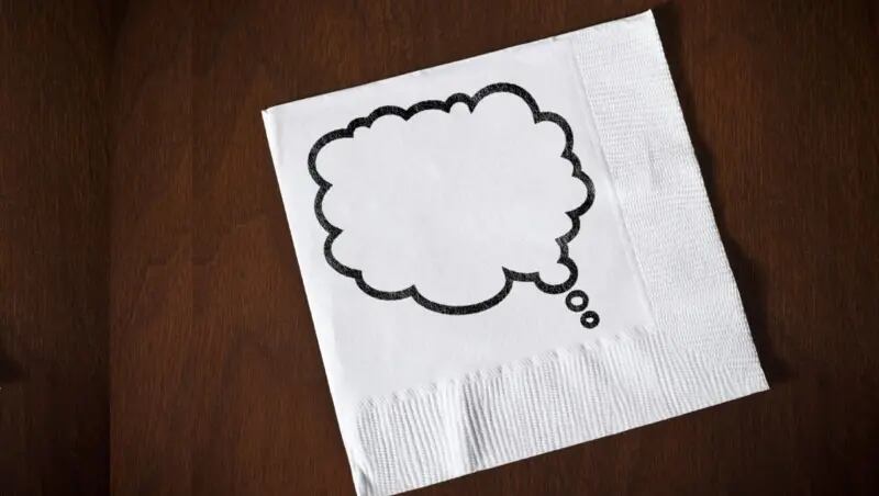 Los primeros en usar servilletas de papel fueron los chinos, en el siglo II, pero no se empezaron a popularizar en Occidente sino hasta el siglo XIX, con importaciones de servilletas decoradas de Japón