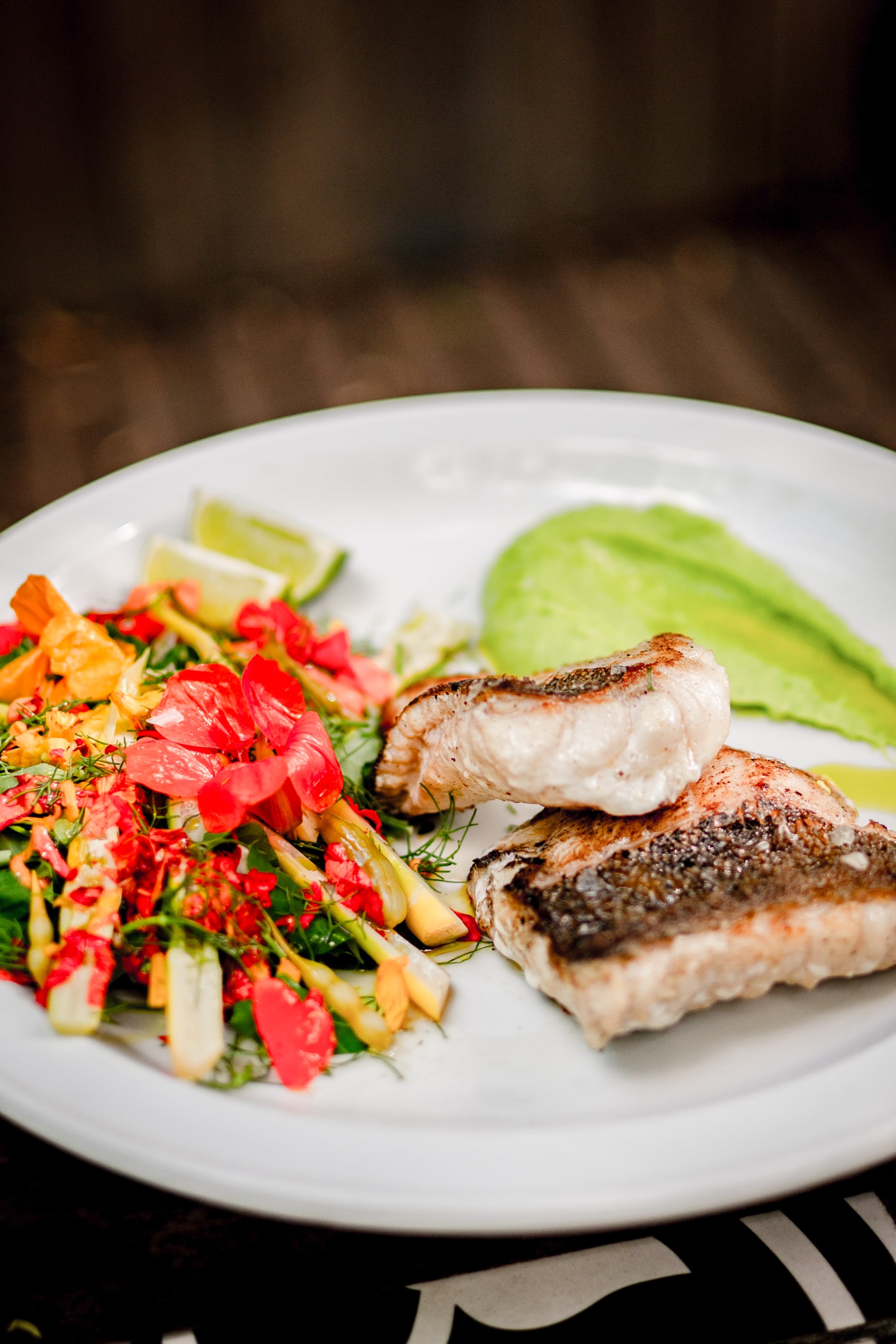 Eles trabalham apenas com a pesca própria e o cardápio muda de acordo com o que o mar proporciona a cada dia.
