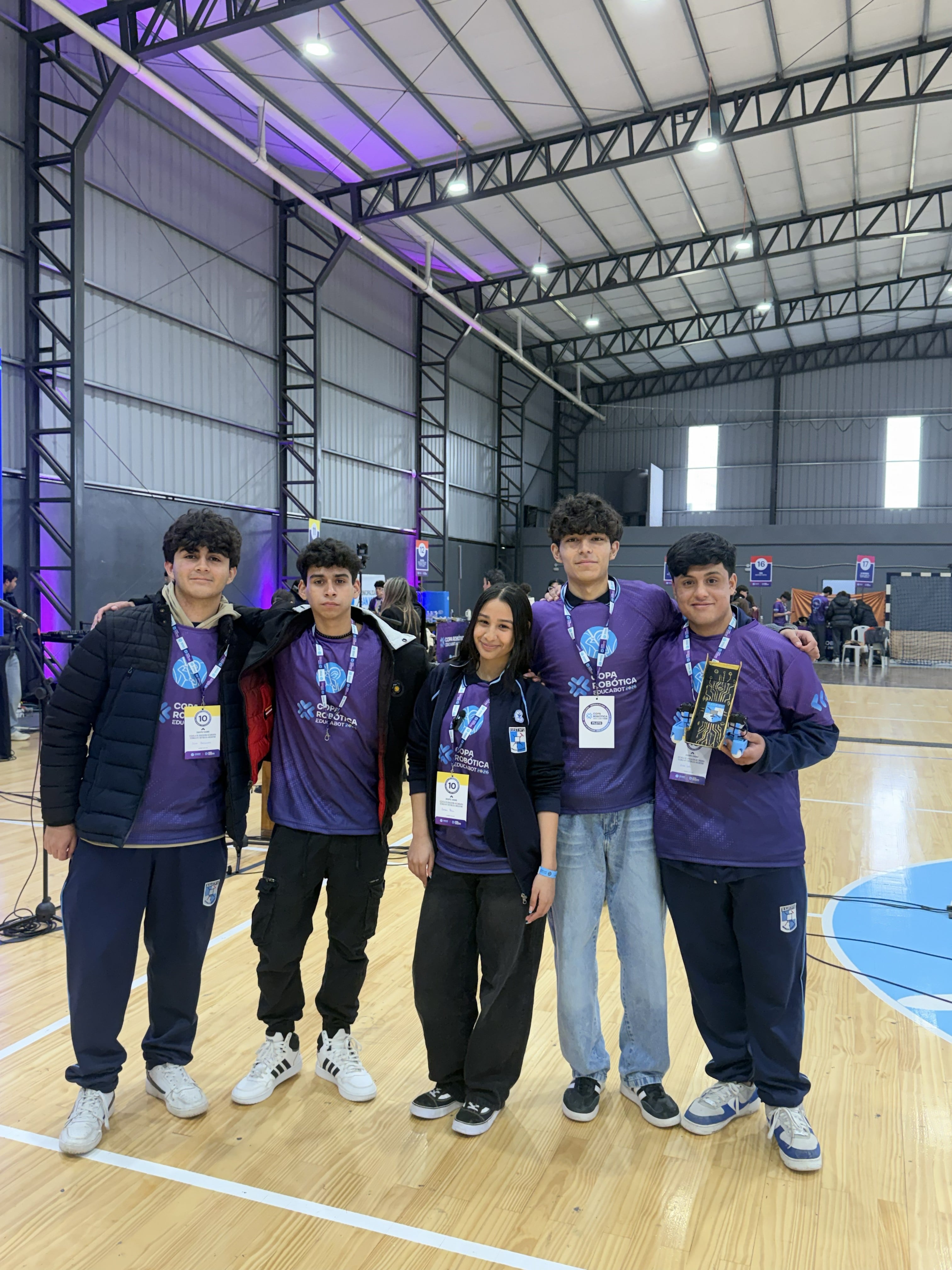 Finalistas de la copa robótica de la Escuela de Educación Técnica Secundaria N.º 2, de San Miguel