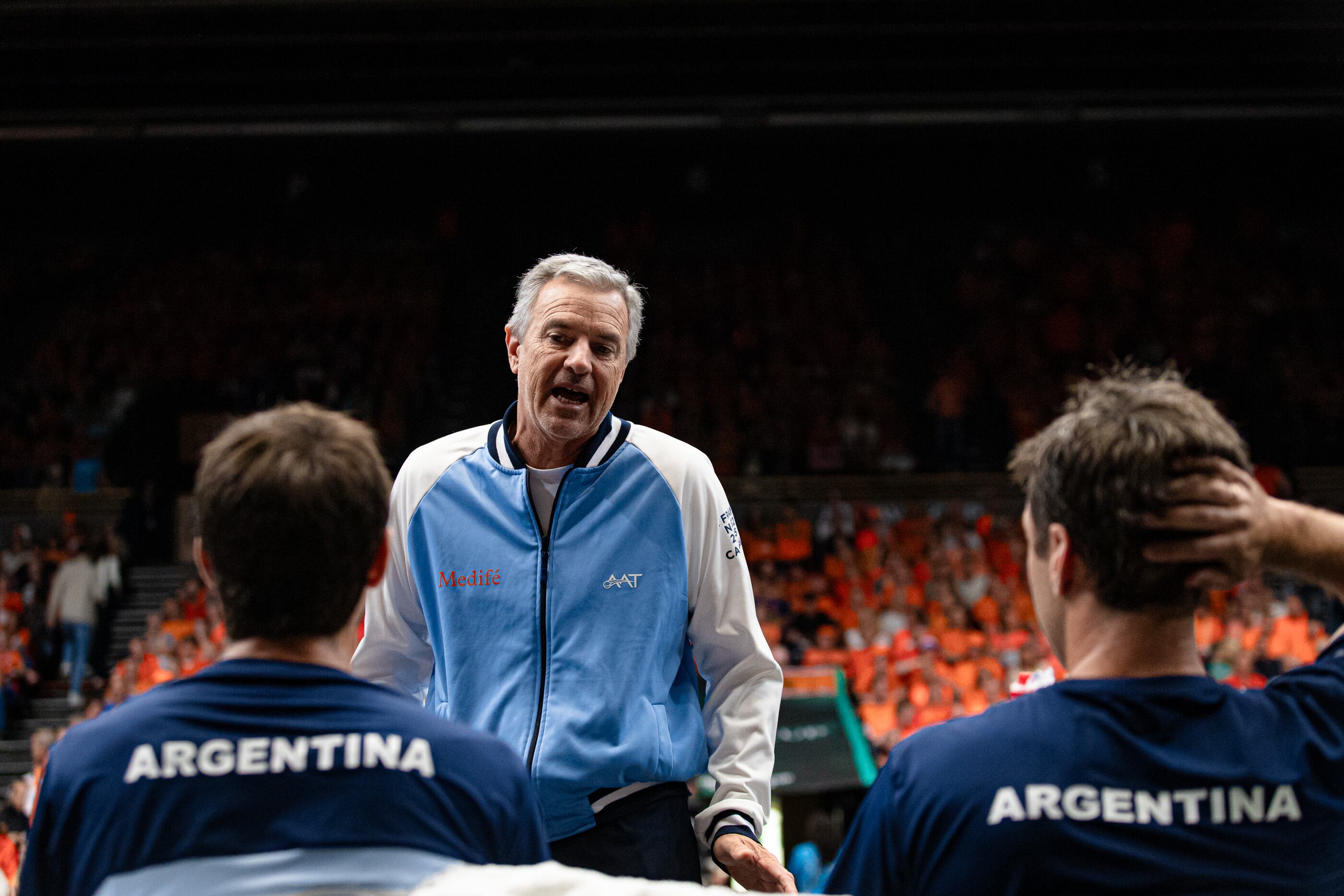 Javier Frana dándole indicaciones a Molteni y Zeballos; ganó su segunda serie como capitán