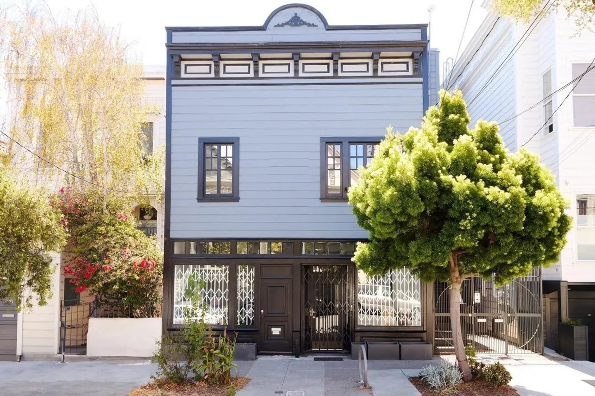 Ubicada en el corazón del Mission District, en San Francisco, la vivienda fue construida en 1885 y tiene estilo victoriano