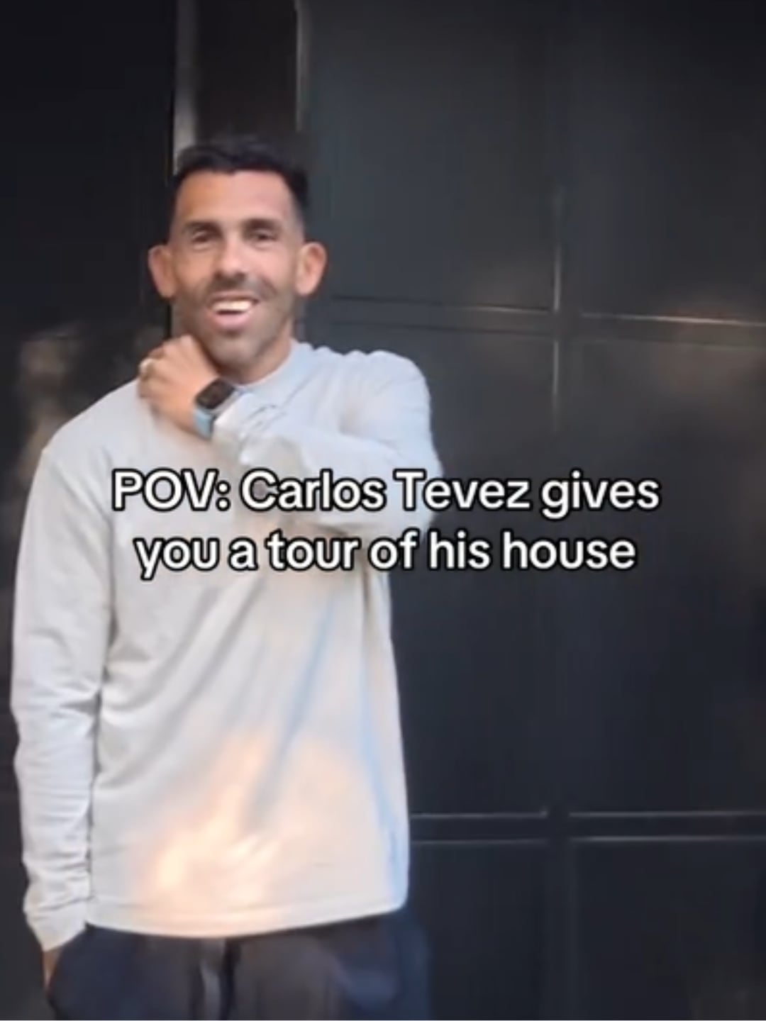 Carlos Tevez abrió las puertas de su casa y recibió a sus amigos Patrice Evra y Park Ji-sung (Foto: Captura de video / TikTok @shootforloveworld)