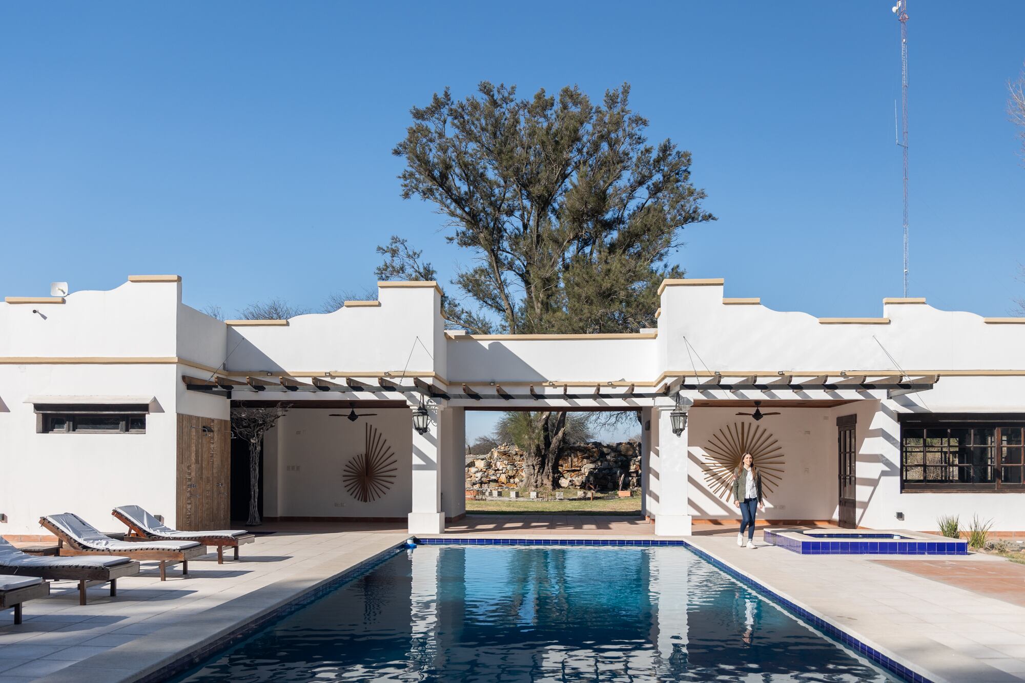 La pileta de Estancia El Álamo está hecha a nuevo.