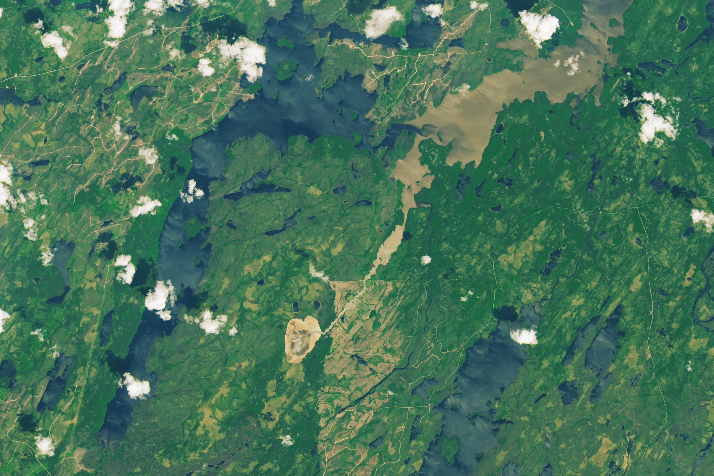 Un año después del alfotografía, el lago Rouge desapareció y su caudal de agua se trasladó a otro más grande