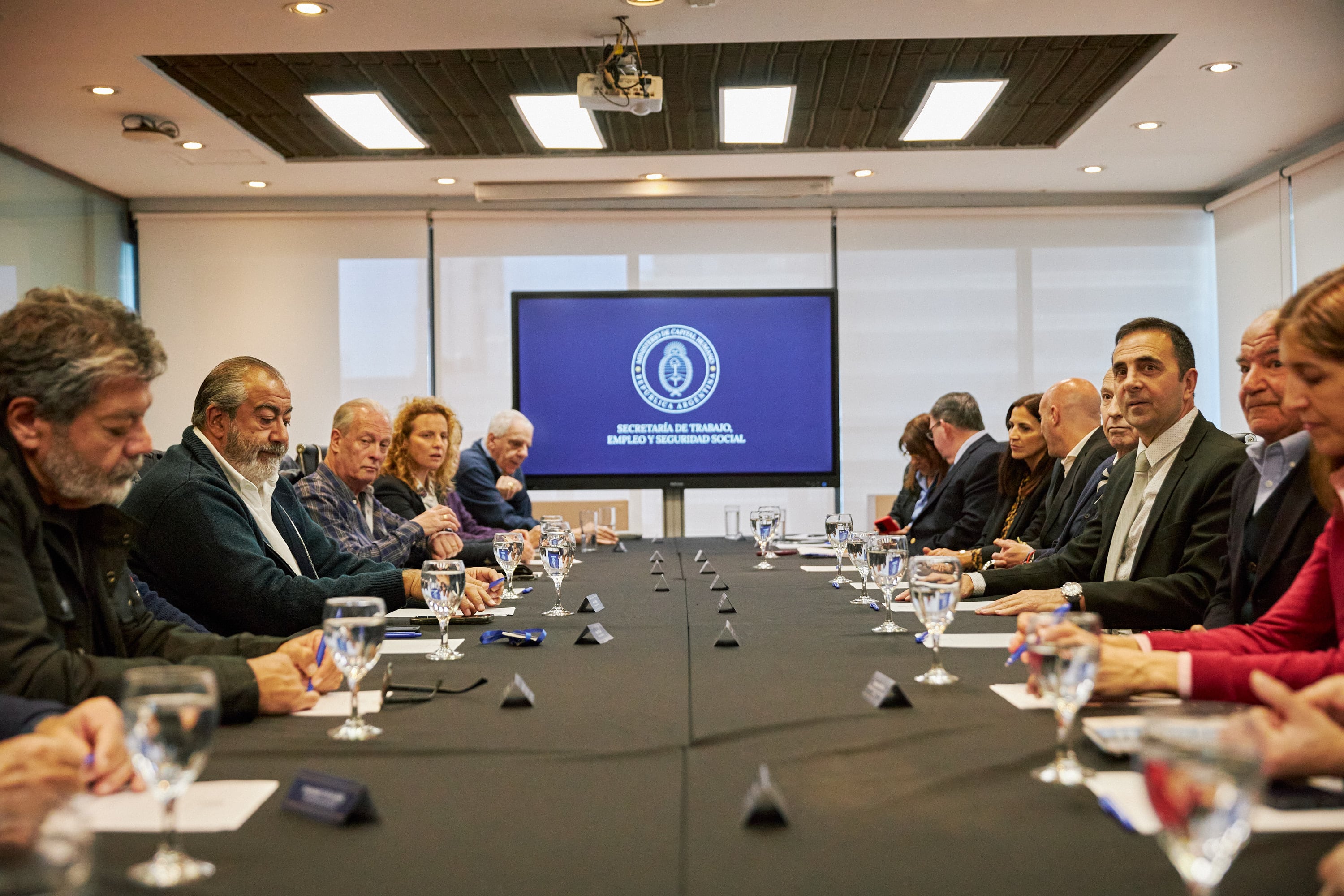 El Gobierno demora la publicación de la reforma laboral y se activaron contactos informales con la CGT