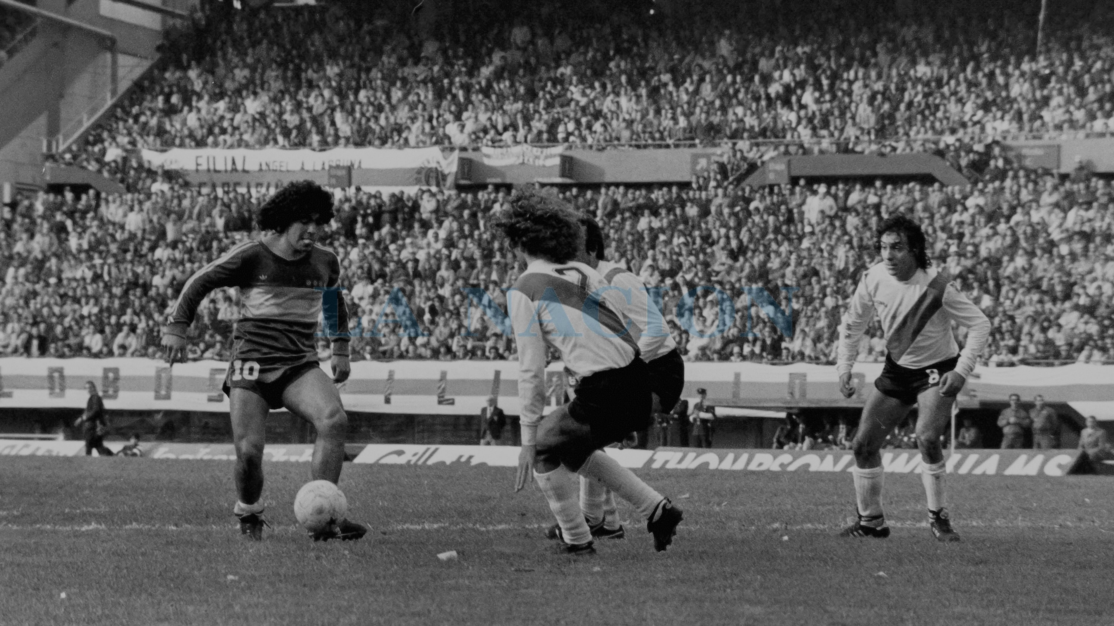 En el Metropolitano de 1981, un joven Diego Maradona encara a Tarantini y a Iervasi