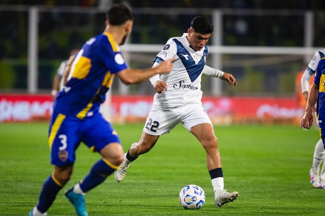 Claudio Aquino intenta desequilibrar ante Saracchi en un partido entre Vélez y Boca
