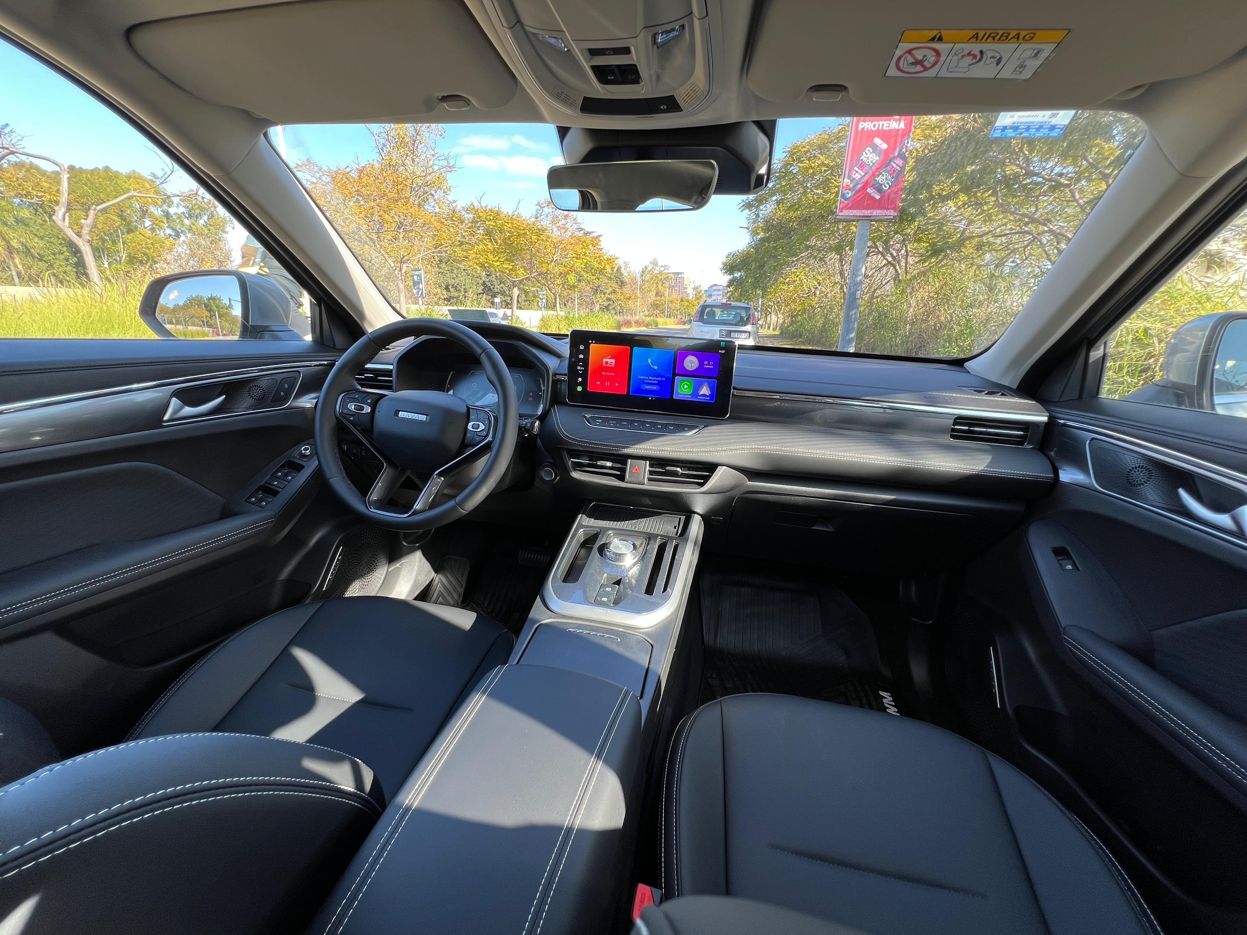 La pantalla multimedia central de 12,3″ es compatible con Apple CarPlay y Android Auto