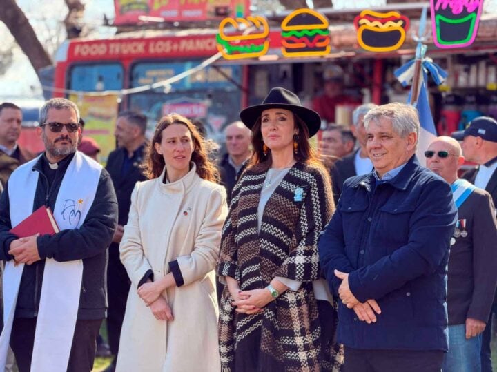 En el evento estuvieron la vicepresidenta Victoria Villarruel; la presidenta de la Asociación Rural de Chivilcoy, Yamila Farrell; el vicepresidente tercero de Carbap, Fernando Ferrari, y el intendente Guillermo Britos