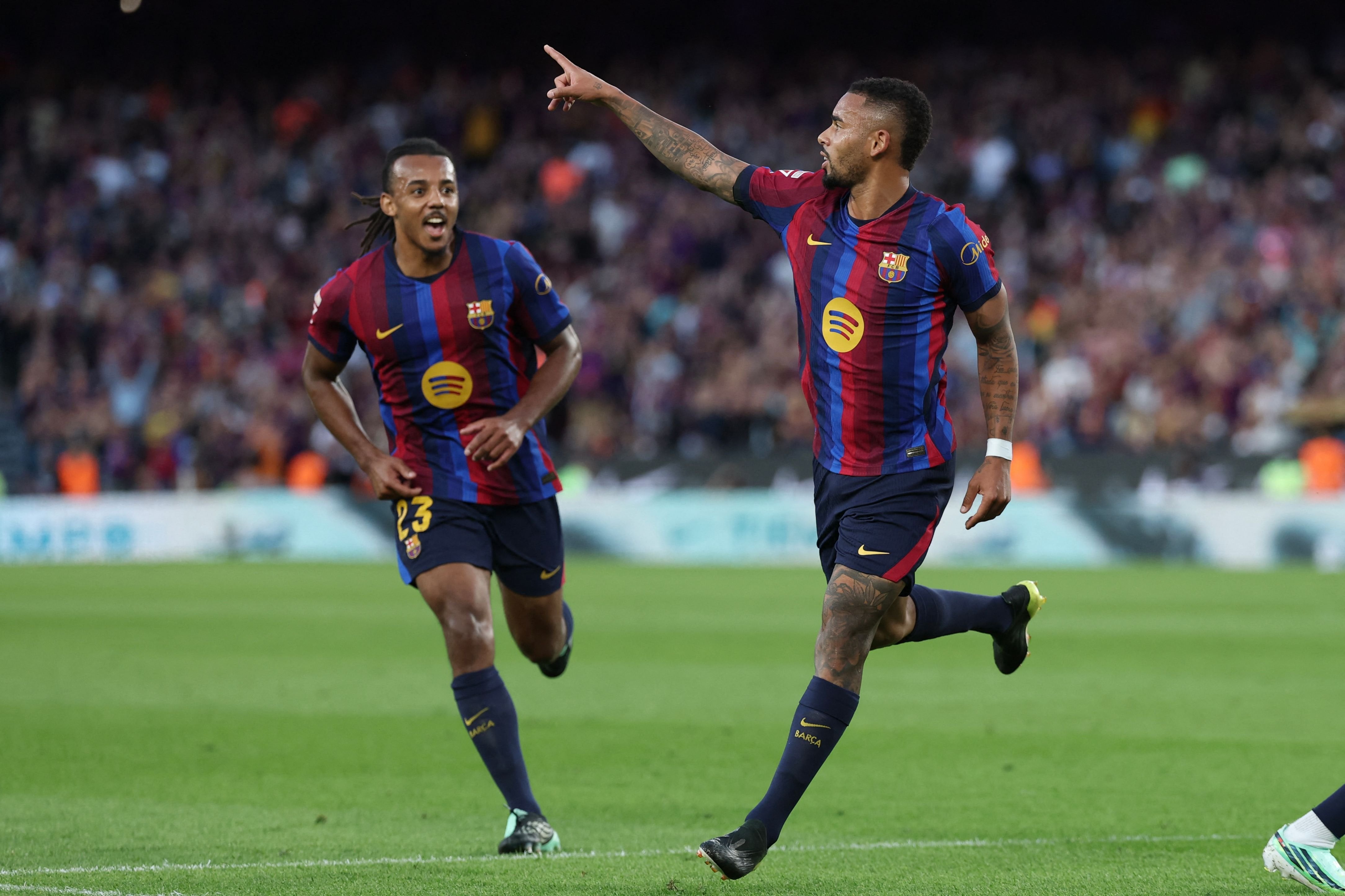 Gabriel Jesus, reemplazante del lesionado Raphinha, festeja su gol, mientras se acerca Kounde