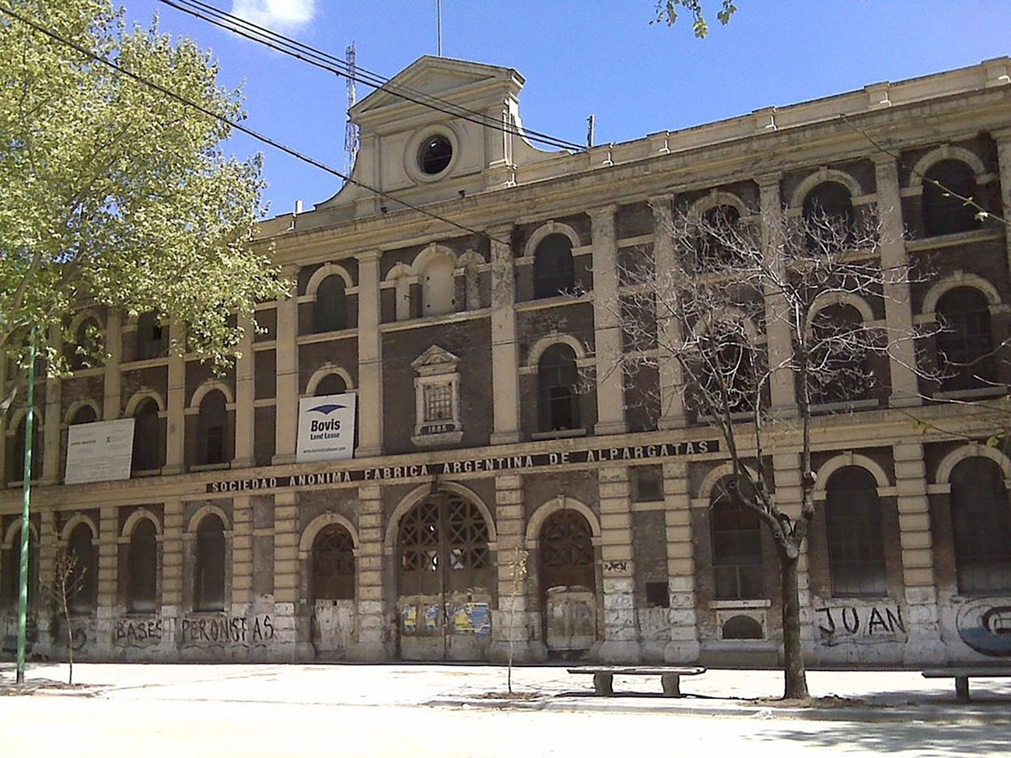 La histórica fachada de la fábrica de Alpargatas que supo brillar como usina productiva entre la avenida Patricios y las calles Lamadrid, Olavarría y Azara.