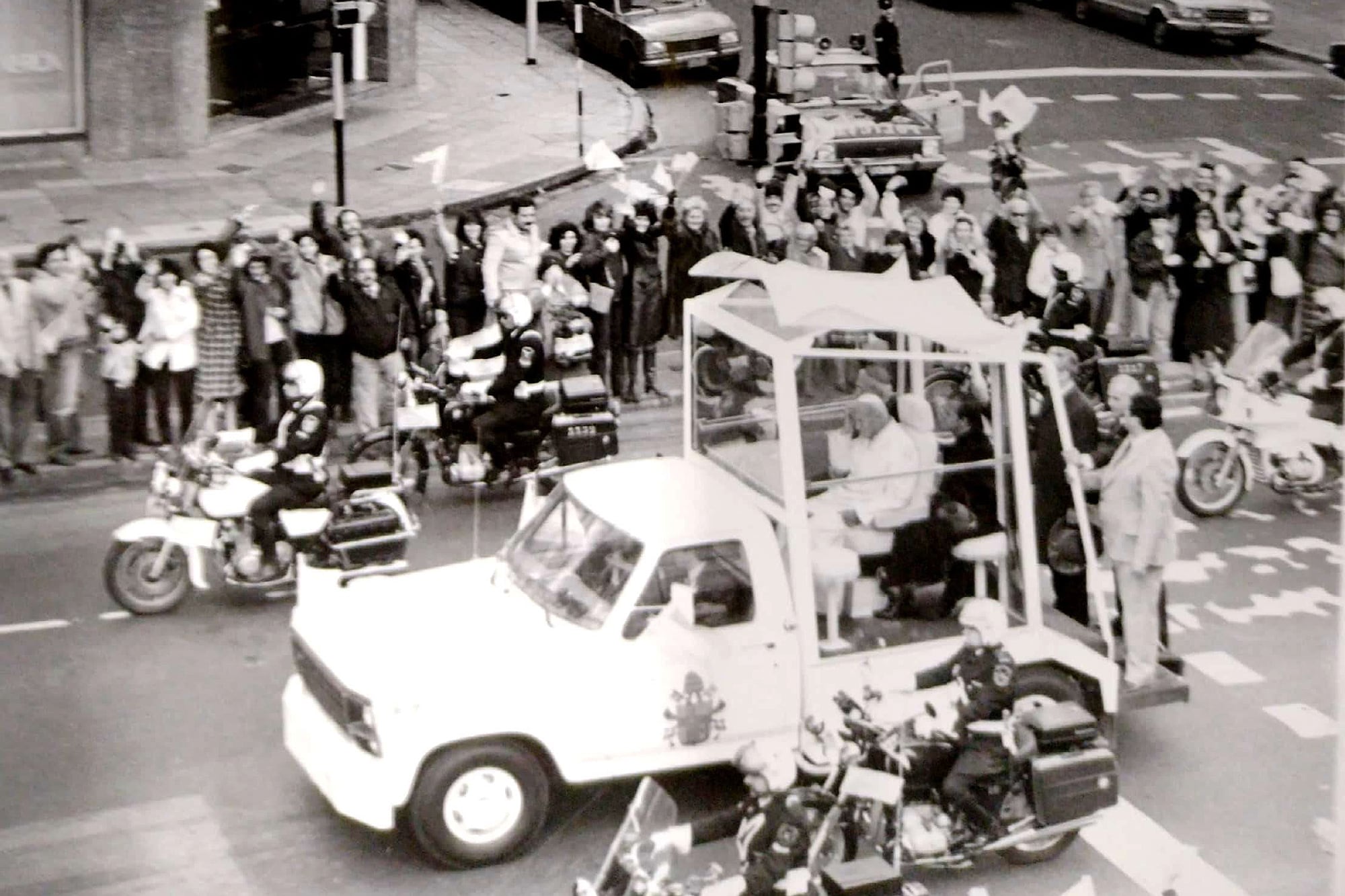Juan Pablo II en el Papamóvil en la esquina de Além y Tucumán, en 1982