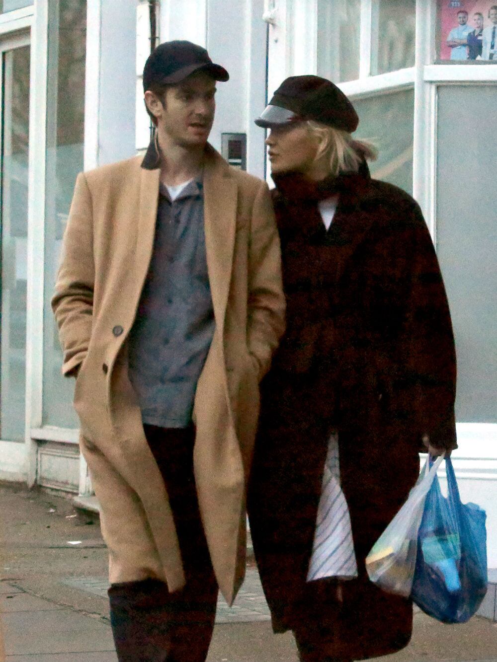 La pareja menos pensada. El actor Andrew Garfield y la cantante Rita Ora confirmaron su romance al mostrarse en público