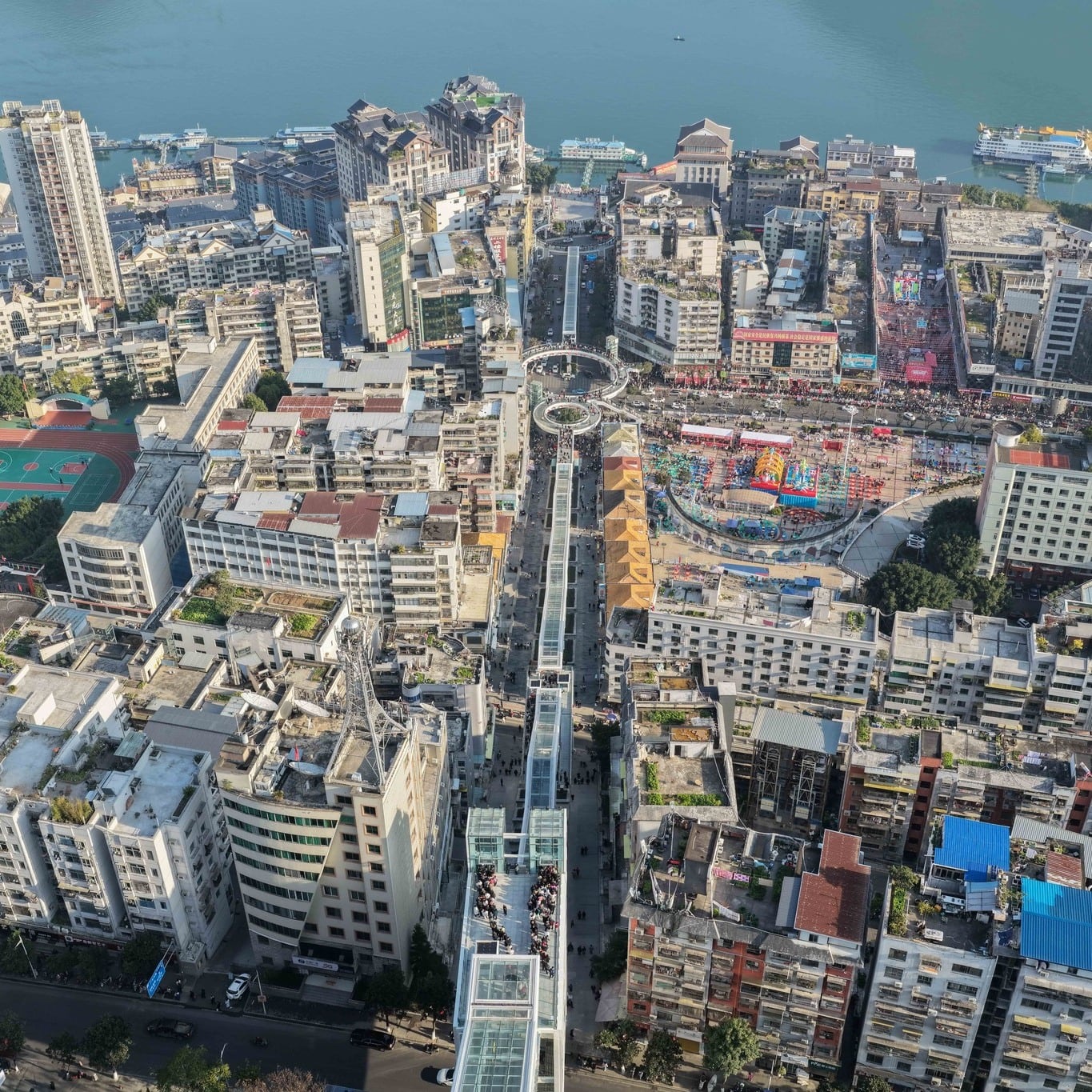 Inauguran la escalera mecánica más alta y larga del mundo: tiene nueve cuadras y ahorra 40 minutos de caminata 8 Al facilitar el acceso a paisajes previamente restringidos, estas intervenciones democratizan el turismo