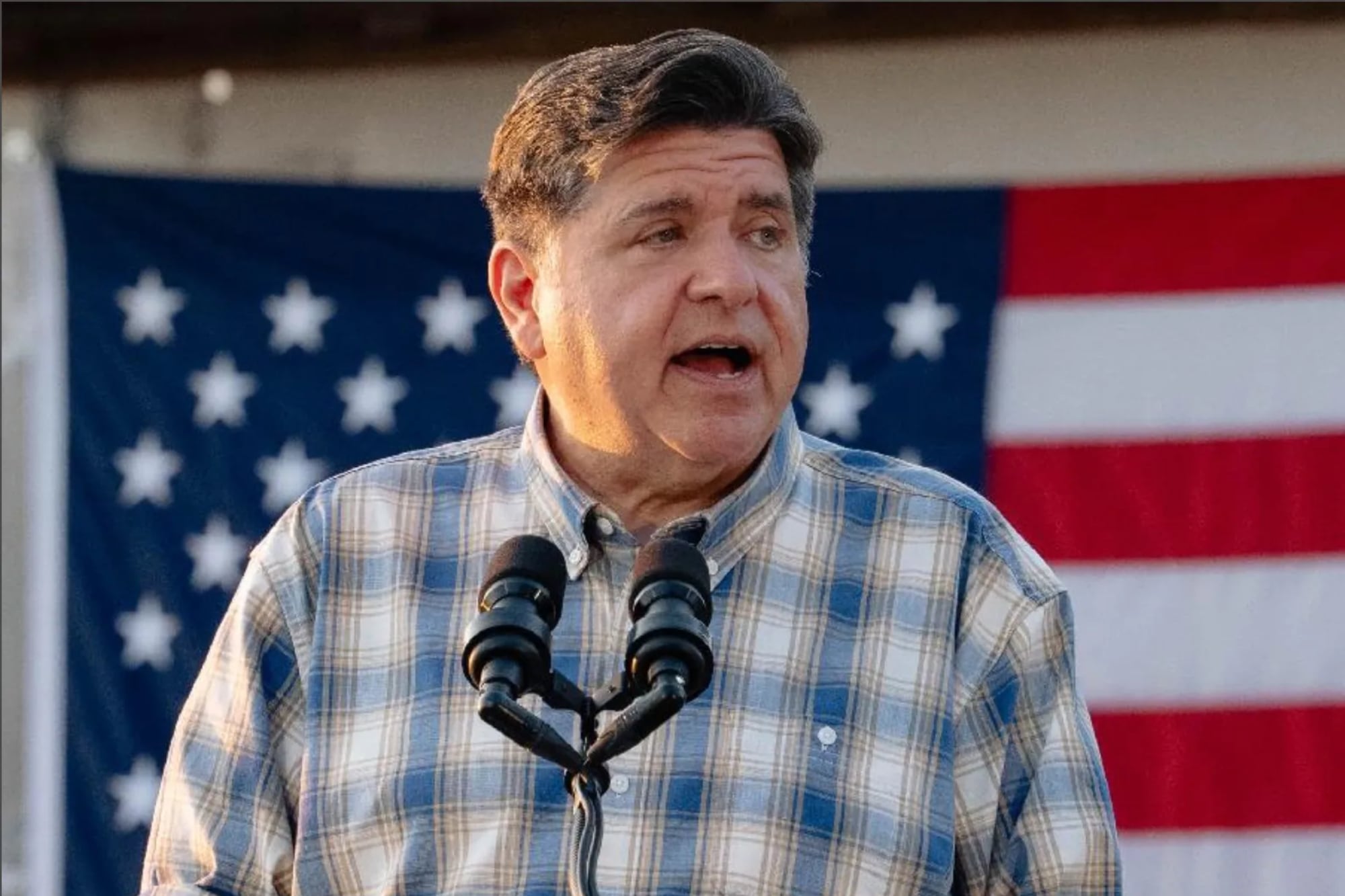 El gobernador JB Pritzker se refirió al impacto de las nuevas normas de la green card y advirtió que