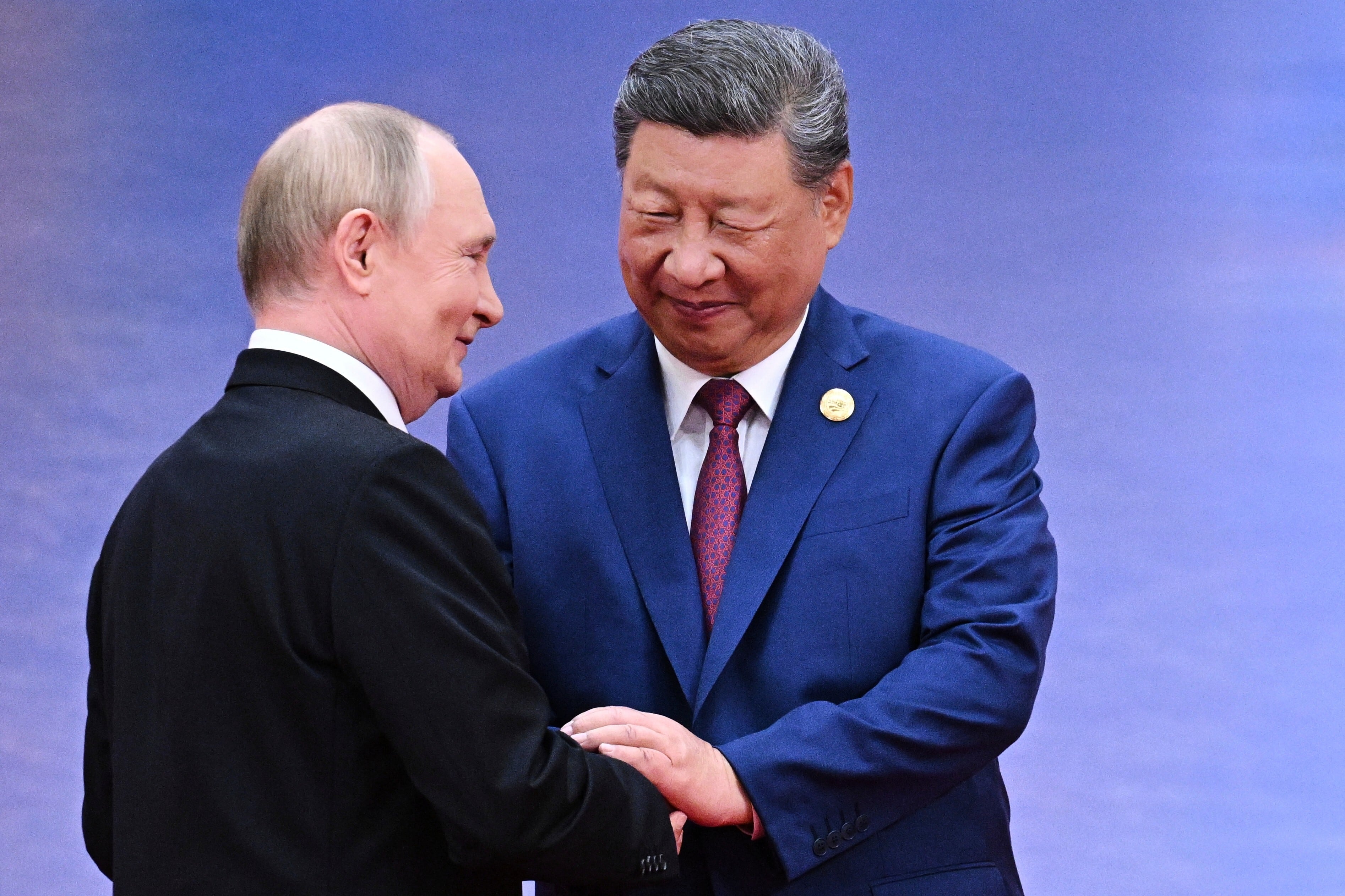 ARCHIVO - El presidente ruso, Vladímir Putin, a la izquierda, y el presidente chino, Xi Jinping, se saludan en Tianjin, China, el 31 de agosto de 2025. (Sergei Bobylev, Sputnik, foto del grupo de prensa del Kremlin vía AP, archivo)
