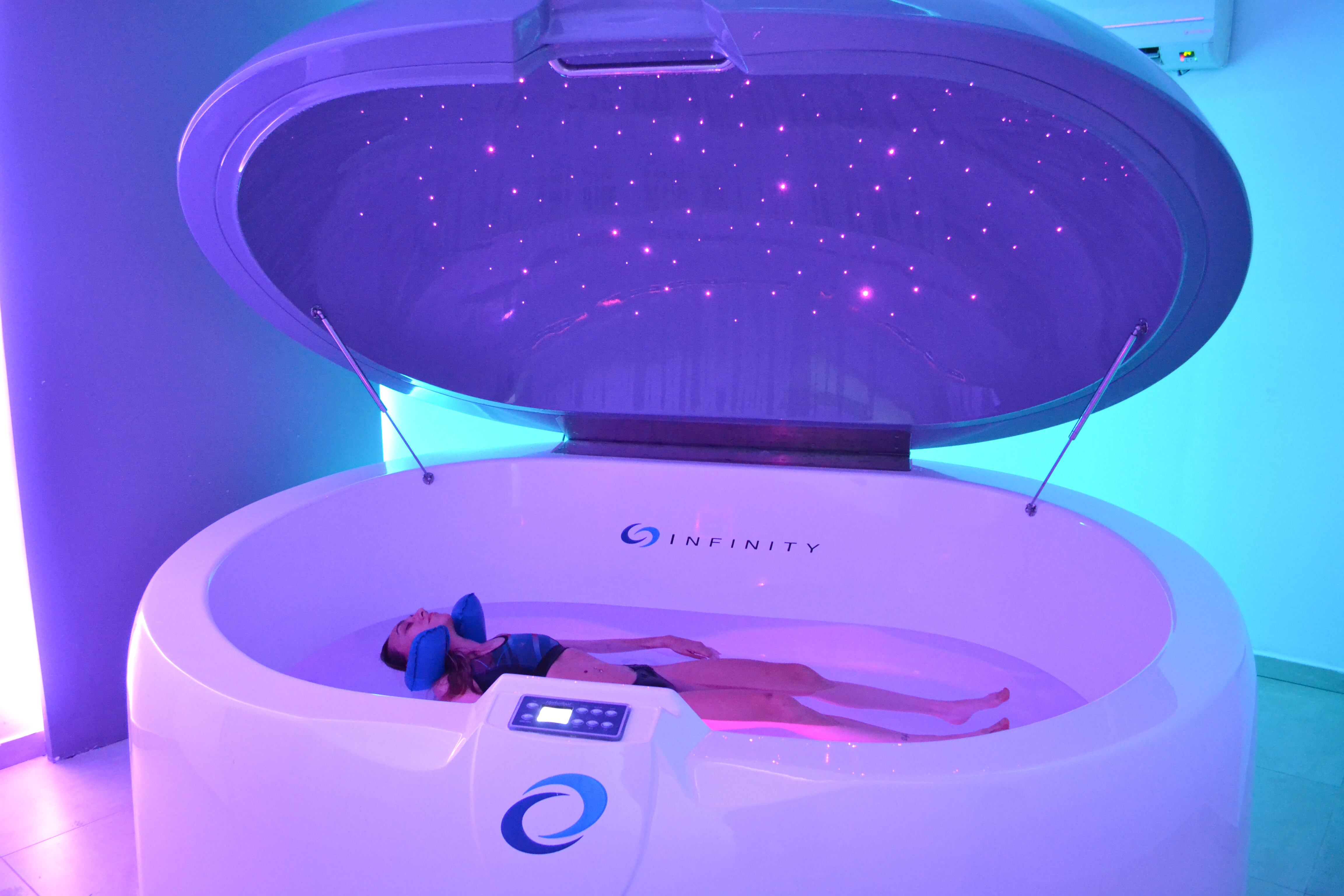 Dalam tangki air bersuhu 36°, tubuh mengapung dengan mudah berkat konsentrasi garam Epsom yang tinggi.