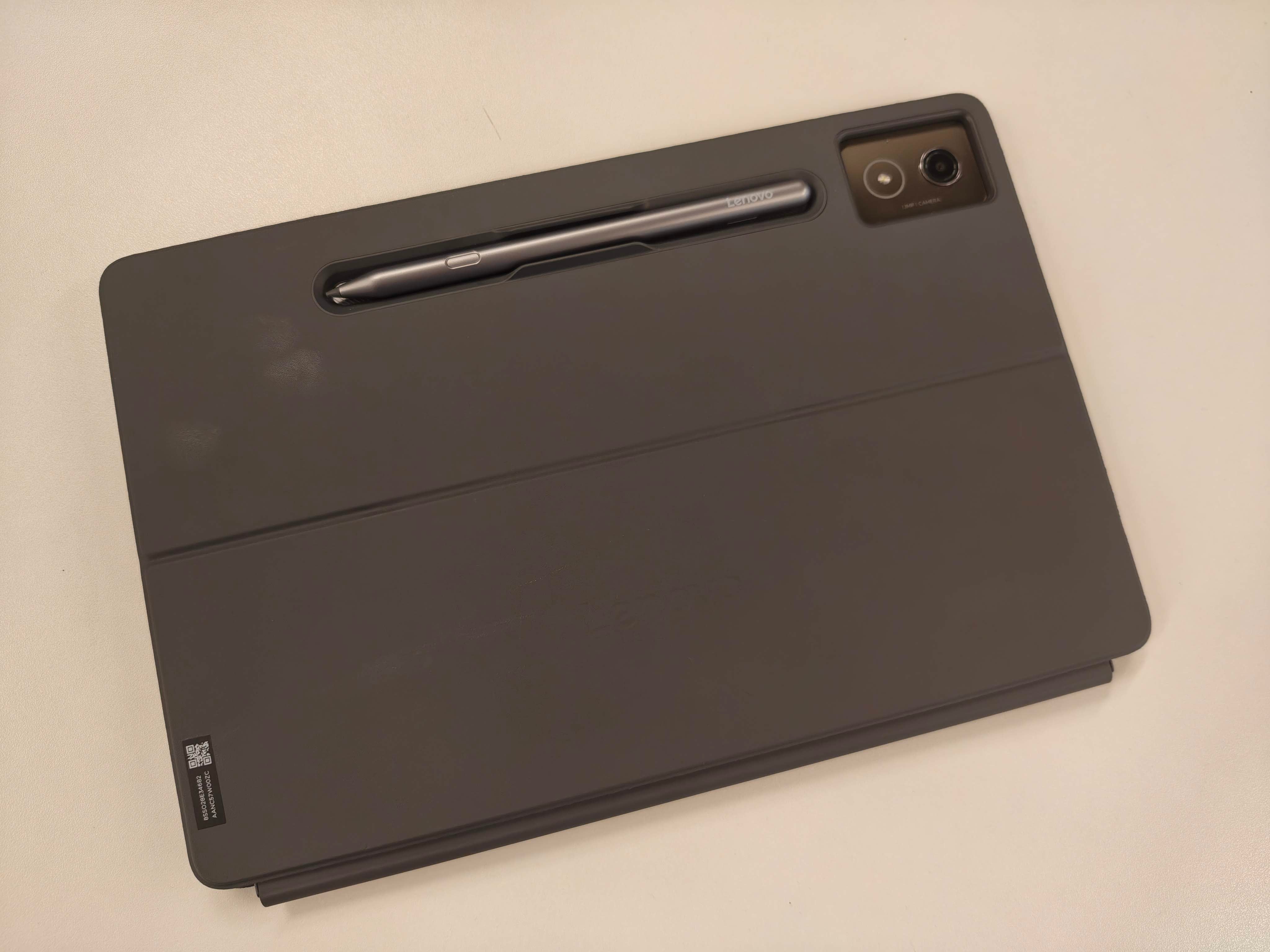 La funda de la Lenovo Idea Tab Pro tiene un espacio para enganchar el lápiz, aunque la carga deberá hacerse con un cable USB-C