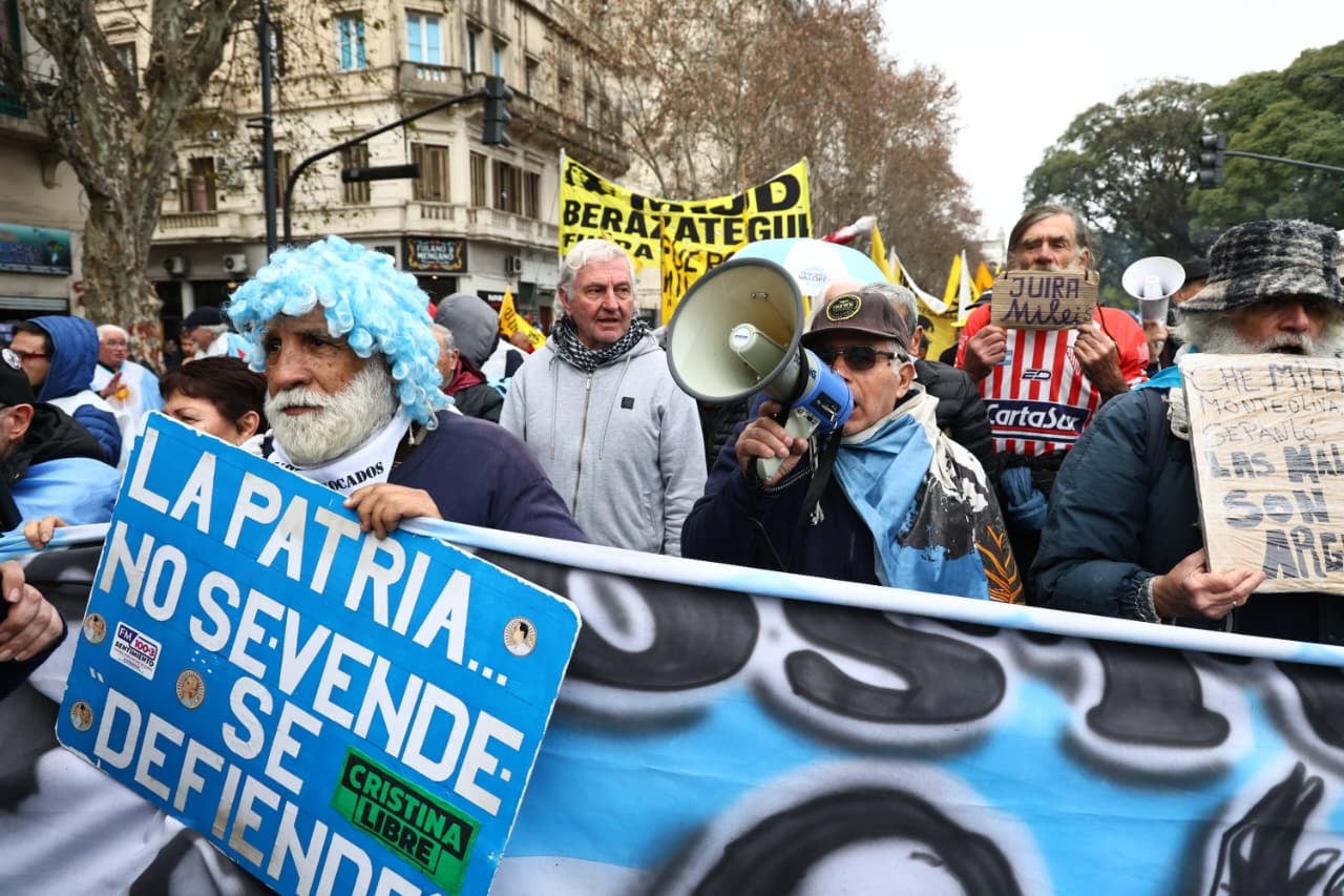 La marcha de los jubilados en la que participaron sindicalistas y piqueteros en inmediaciones del Congreso
