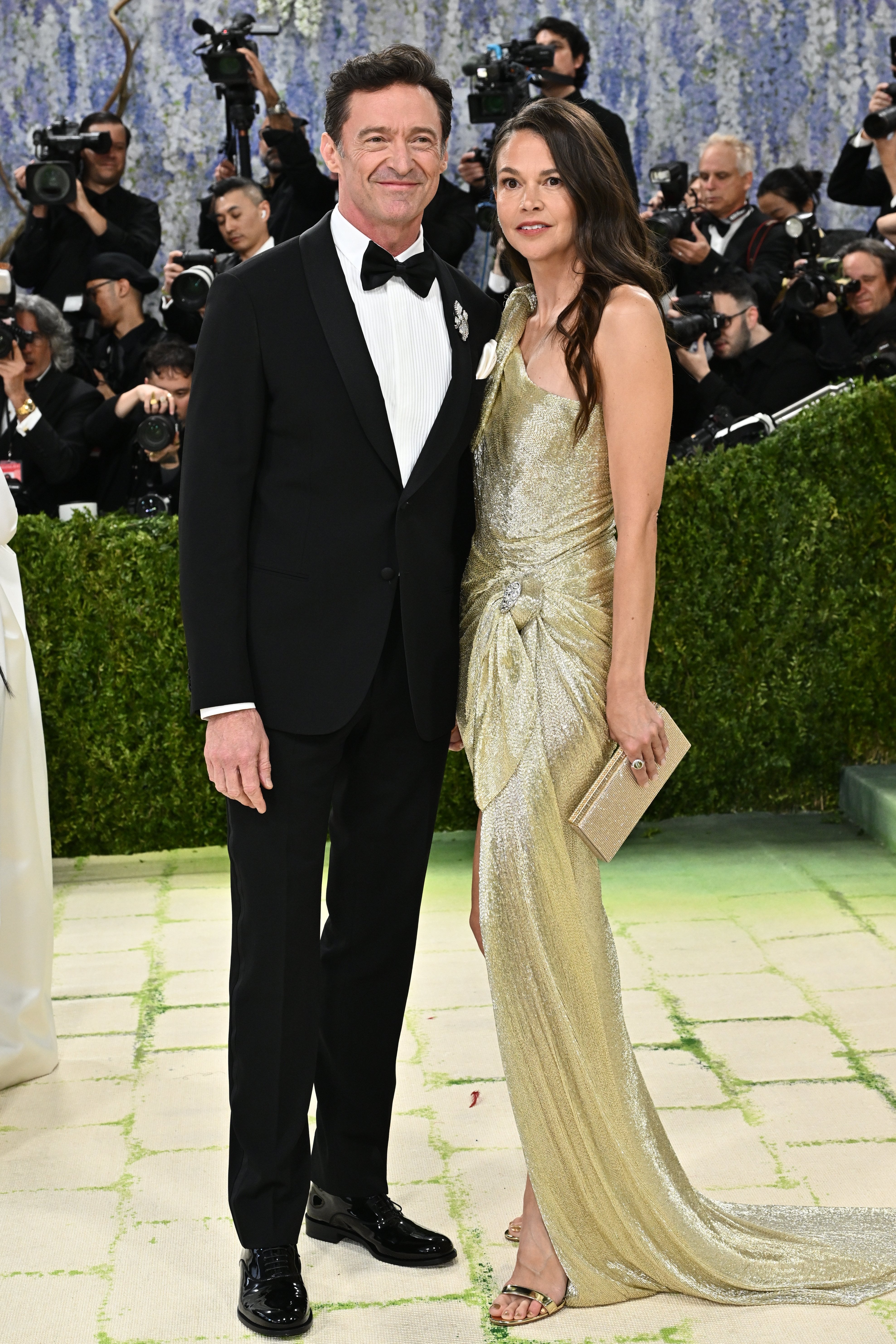 Hugh Jackman y Sutton Foster elegantísimos en su primera gala como pareja. Mientras que el actor llevó un esmoquin, su novia brilló con un vestido dorado