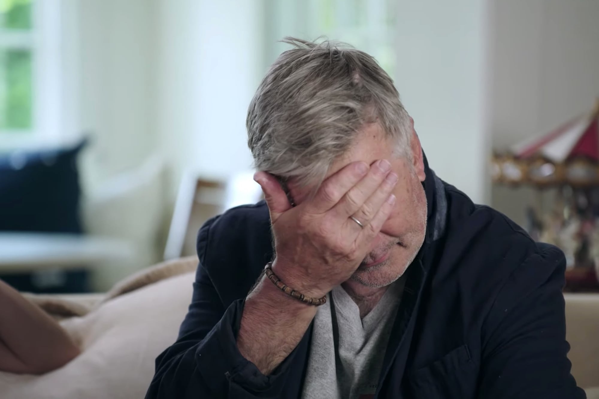 Alec Baldwin rompió en llanto al recordar la tragedia de Rust, en el avance del reality que protagoniza con su familia