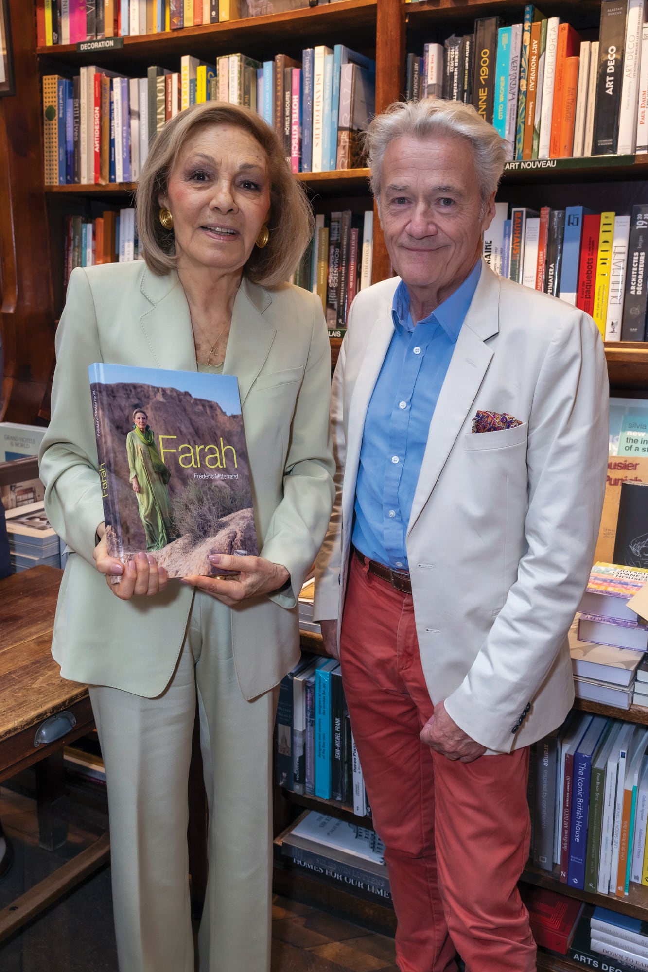 Farah Diba en 2024, en París, junto al editor Alain de Gourcuff, durante la firma de su libro Farah, en la librería Galignani (Photo by Luc Castel/GettyImages)