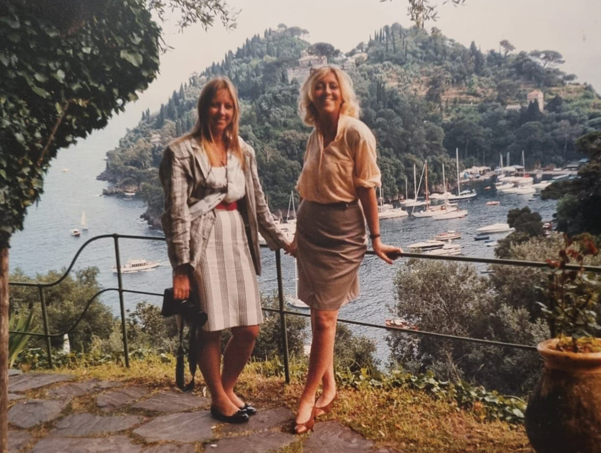 Sonriente mientras posa con su hija Julie (murió hace doce años), que creó la revista Lugares y fue una reconocida fotógrafa