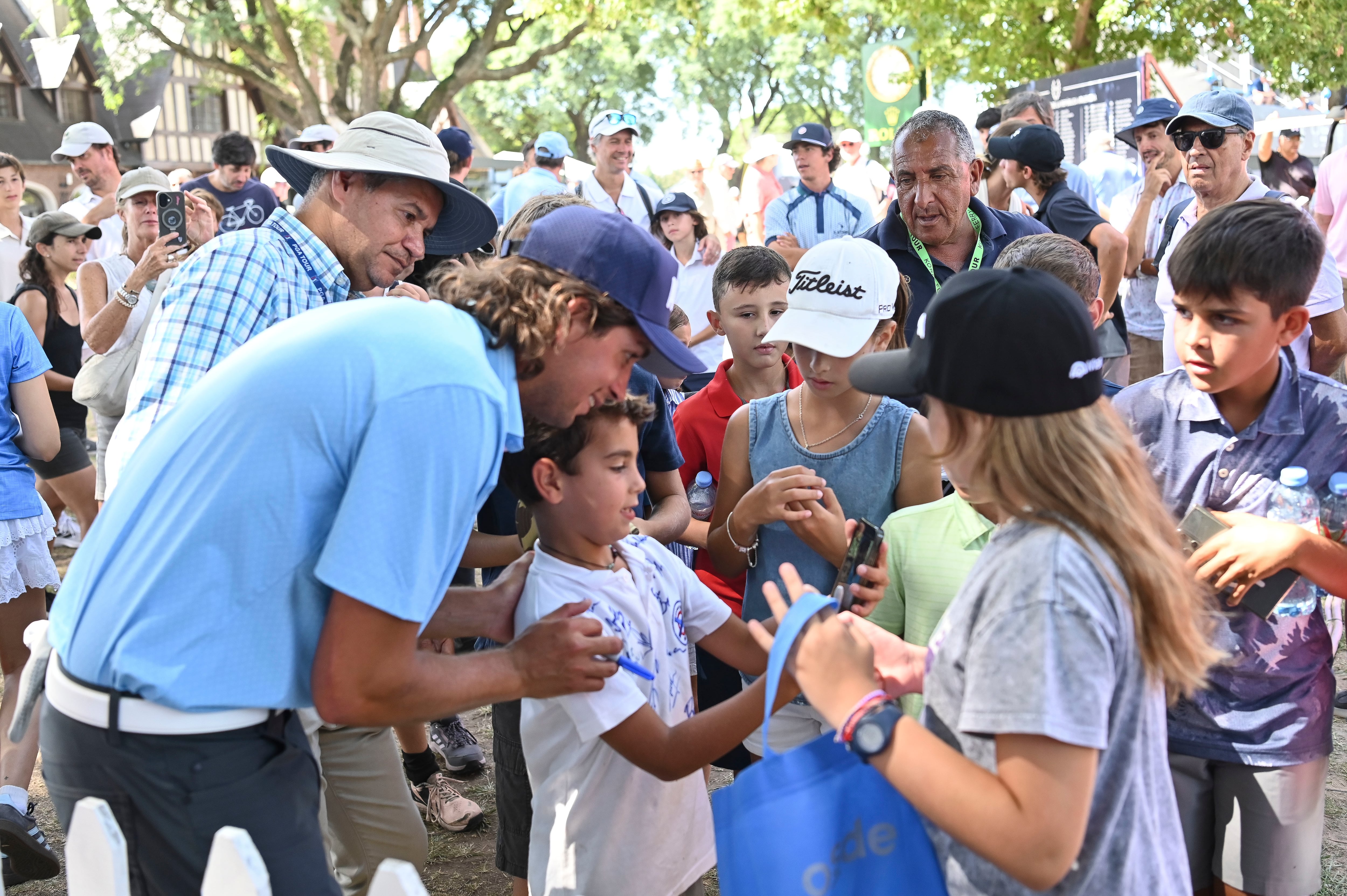 Segundo Oliva Pinto se dio un tiempo para compartir con la gente, después de otra gran vuelta: 64 golpes (-6) y a tres de los líderes
