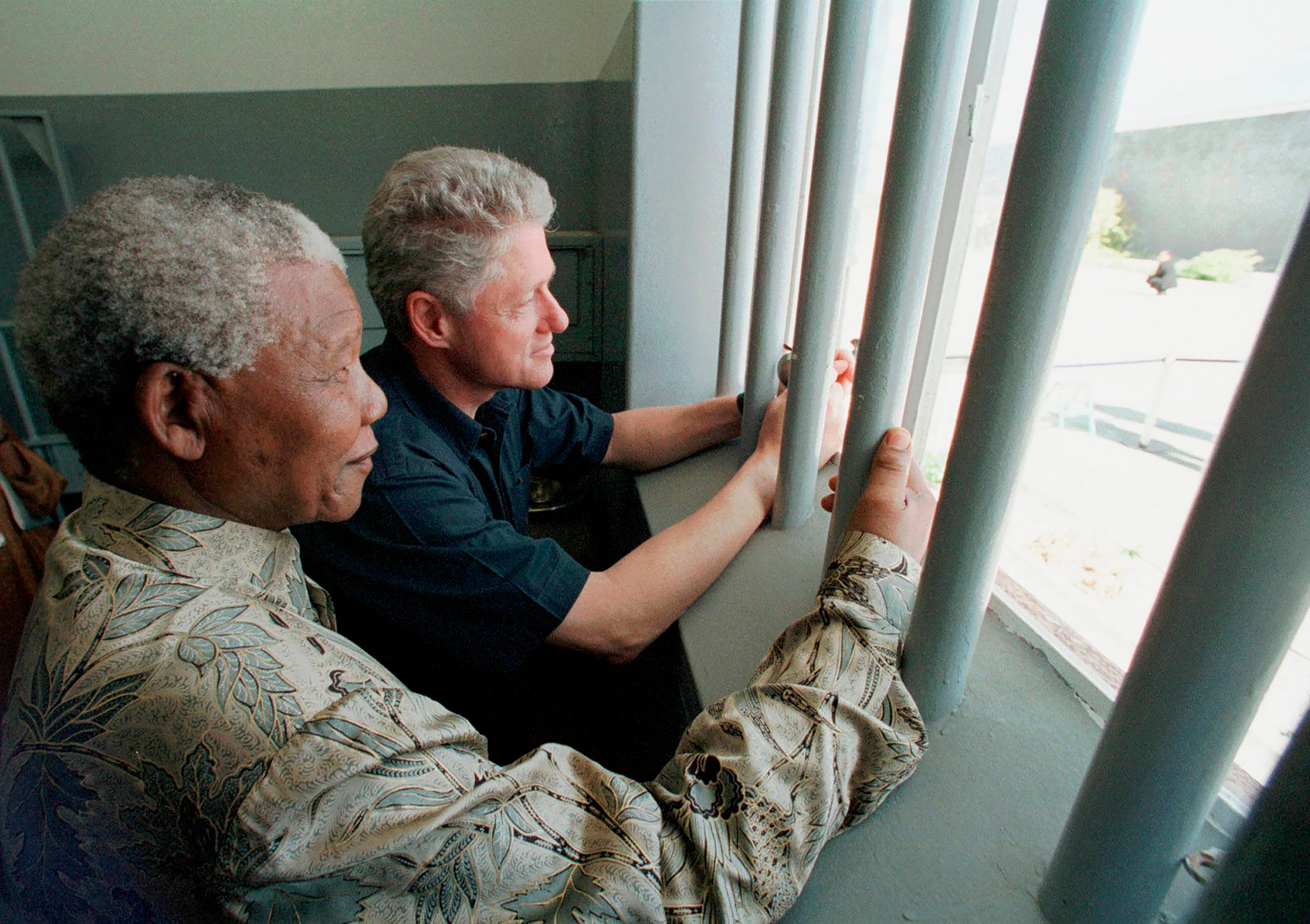 En 1998, Nelson Mandela, junto a Bill Clinton, visitó la celda donde vivió en Robben Island