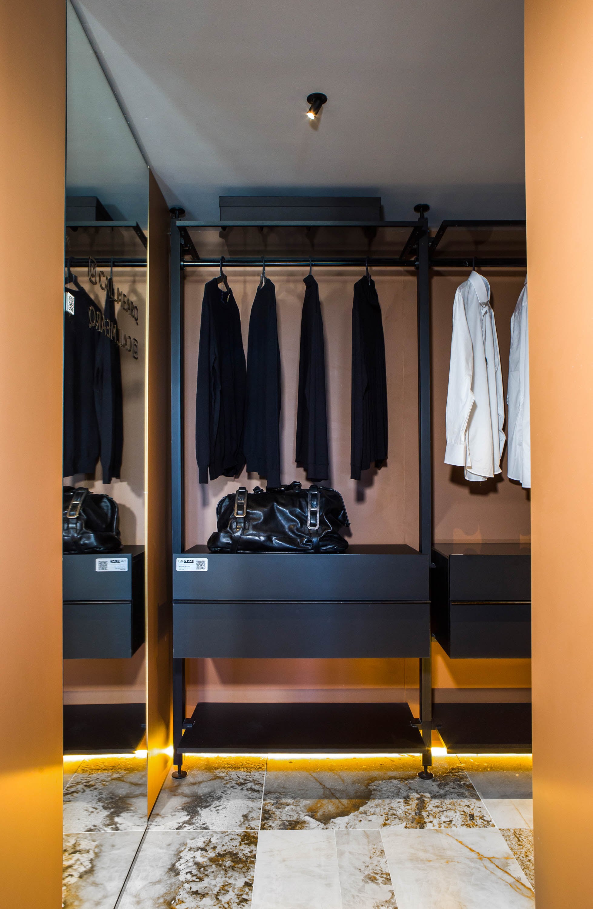 En el vestidor (Arquimadera) se usaron las melaminas 'Terracota' y táctil 'Black extreme matt' de Faplac. Artefactos de Idea Iluminación. Ropa de Giesso.