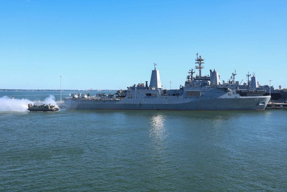 El Departamento de Defensa de EE.UU. publicó fotos del USS Iwo Jima, el buque que lidera el grupo anfibio que se dirige al Caribe Sur