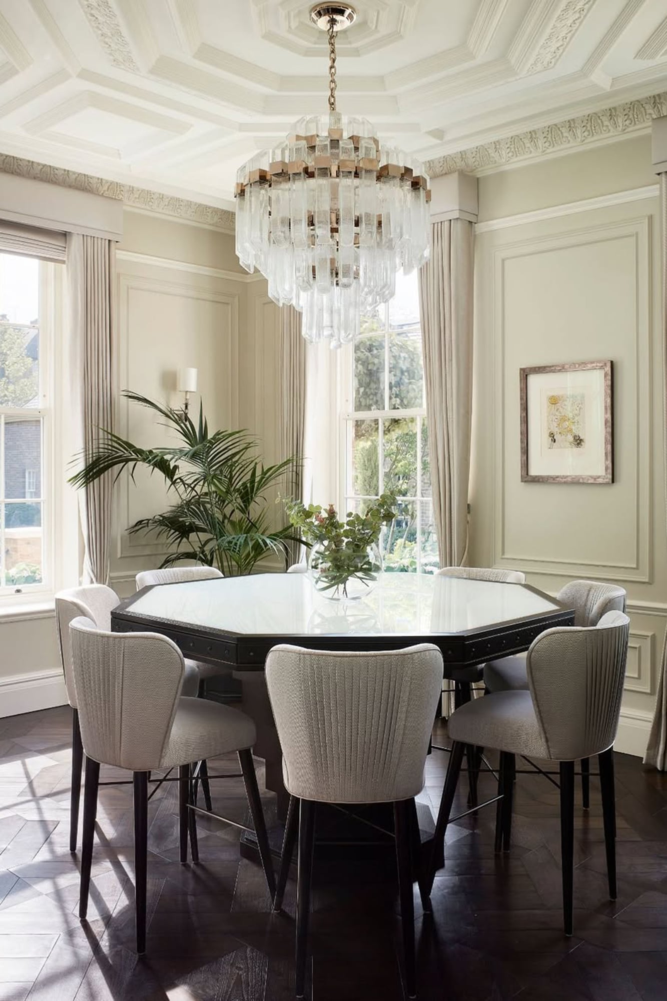 La casa está situada sobre un terreno de aproximadamente 8000 metros cuadrados