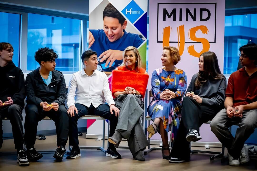 El original suéter rojo con el que Máxima Zorreguieta marcó tendencia y se robó todas las miradas 6 La reina Máxima visitó el Colegio de Haarlem en su rol de presidenta honorario de la Fundación Mind Us, la cual promueve la salud mental en los jóvenes (Foto: Instagram @koninklijkhuis)