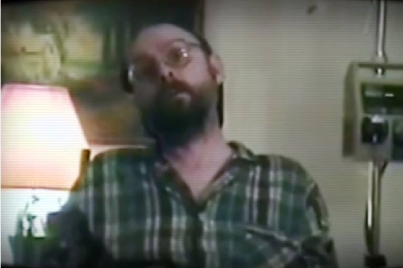 Jack Kevorkian pasó en un programa televisivo el video de cómo le inyectaba él mismo una sustancia letal a su paciente Thomas Youk, que padecía ELA, y por esta causa fue condenado a prisión por asesinato en segundo grado