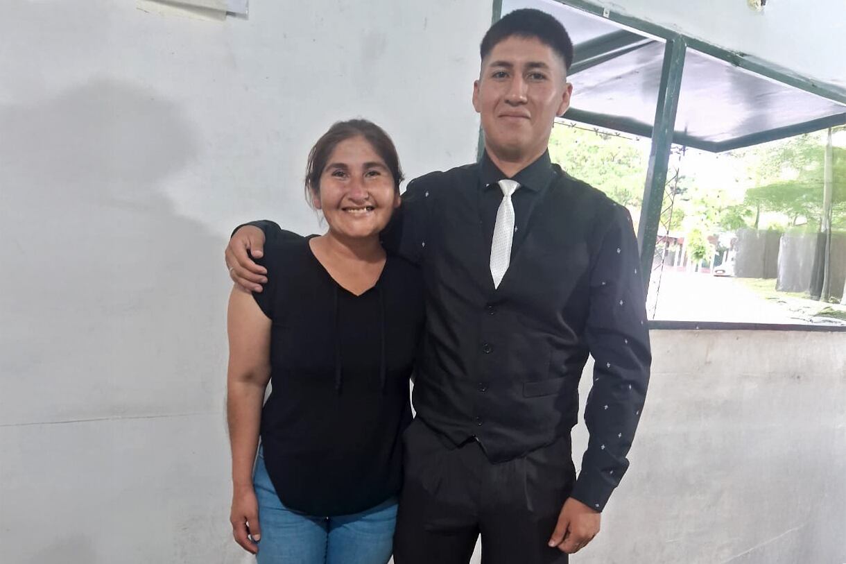 Agustín junto a su mamá: