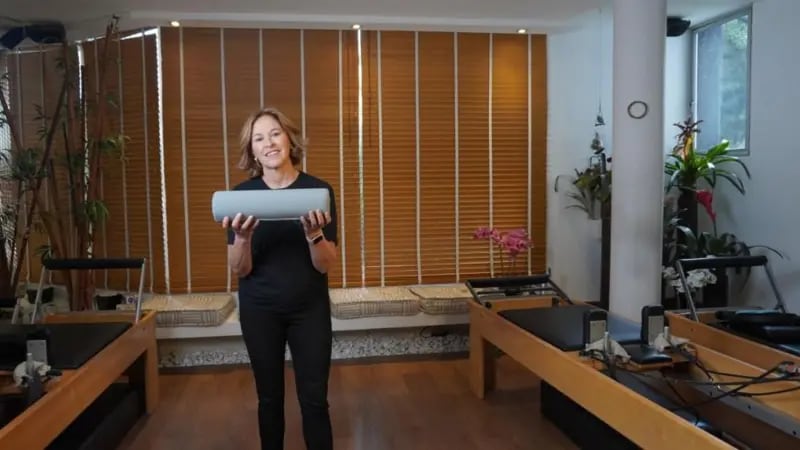Marcela enseña pilates usando artículos que se encuentran en la casa