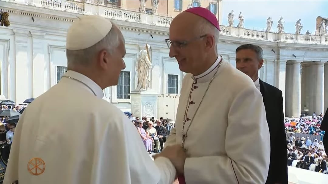 El papa León saluda al obispo argentino Santiago Olivera