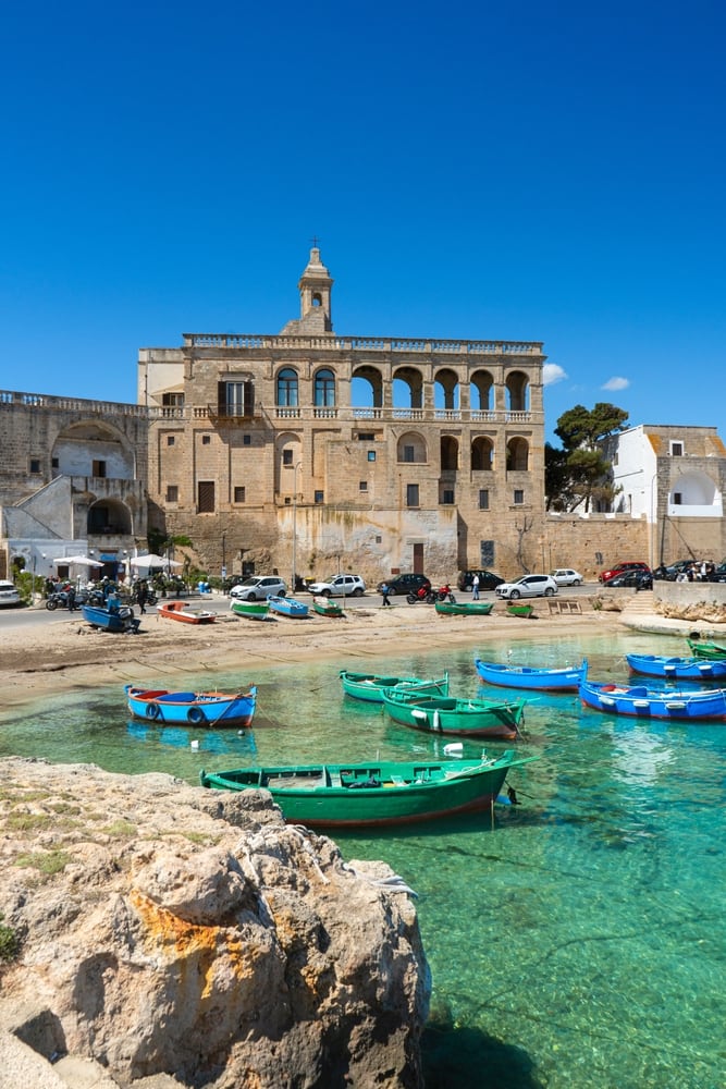 Las celebraciones comienzan con la procesión marítima que une la Abadía de San Vito (foto) con Polignano a Mare