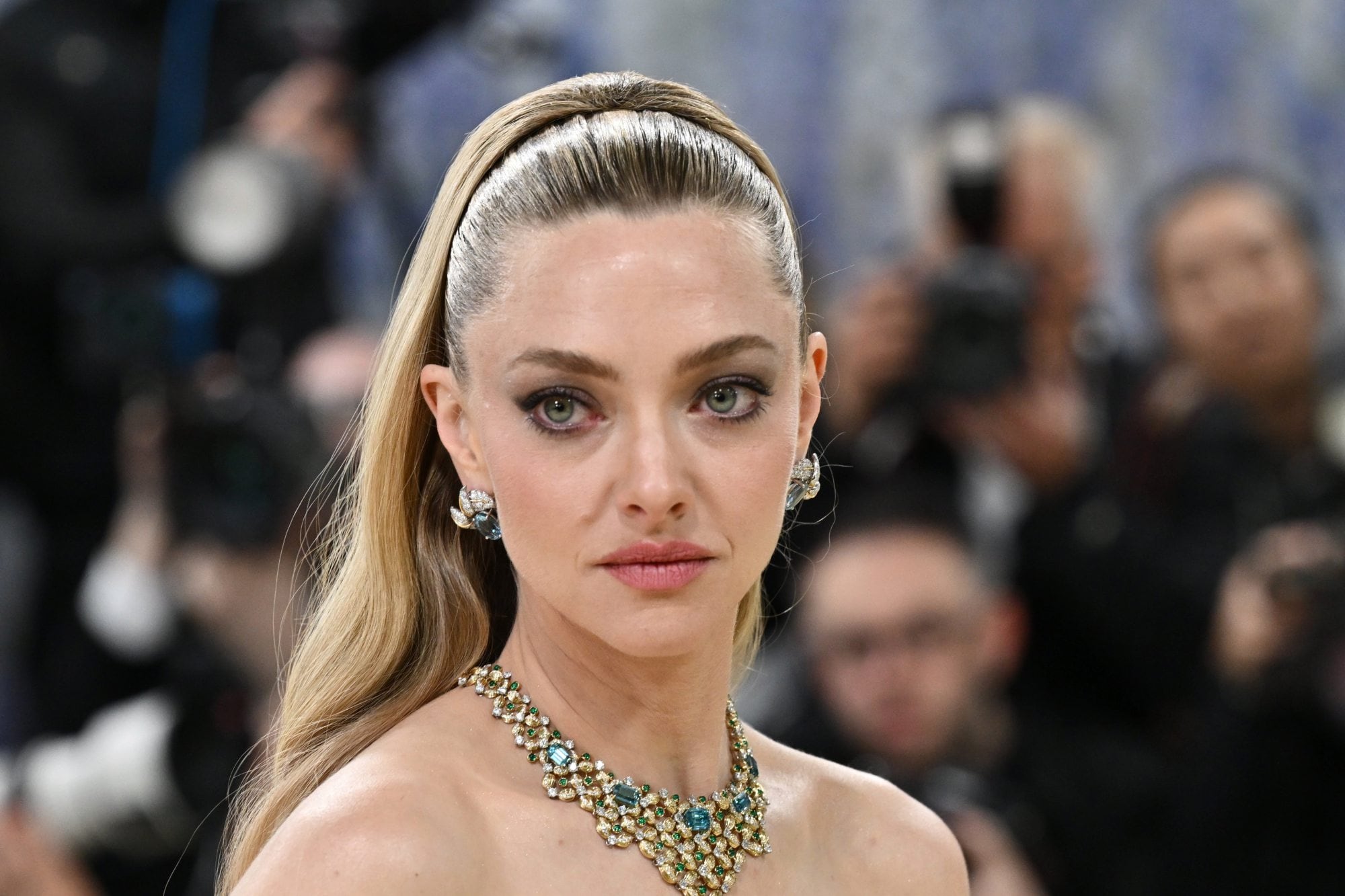 La actriz completó su look con un importante collar y aros de Tiffany