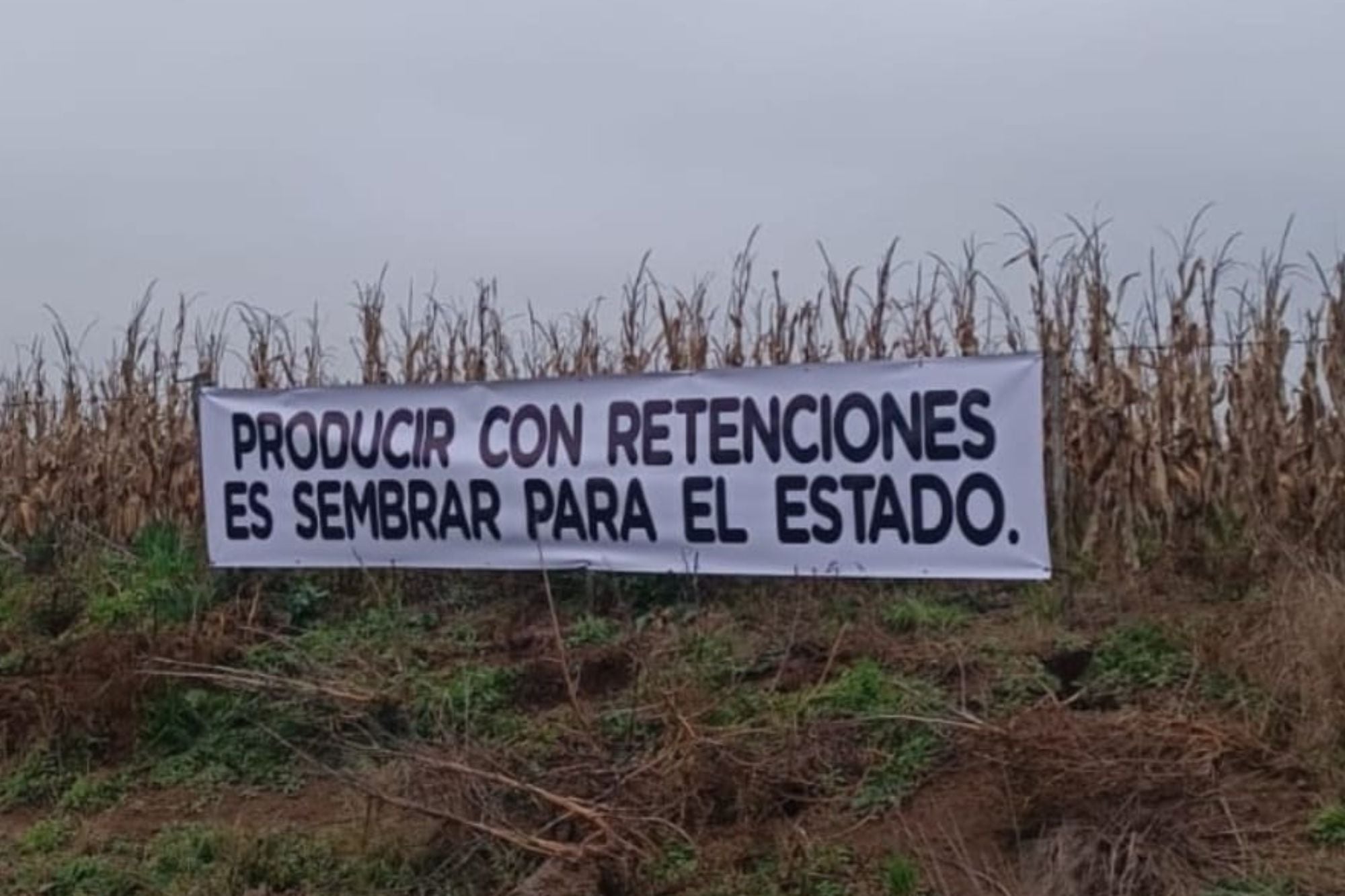 Es creciente el malestar por las retenciones y un productor lo reflejó en un cartel, según la Sociedad Rural de Carlos Casares
