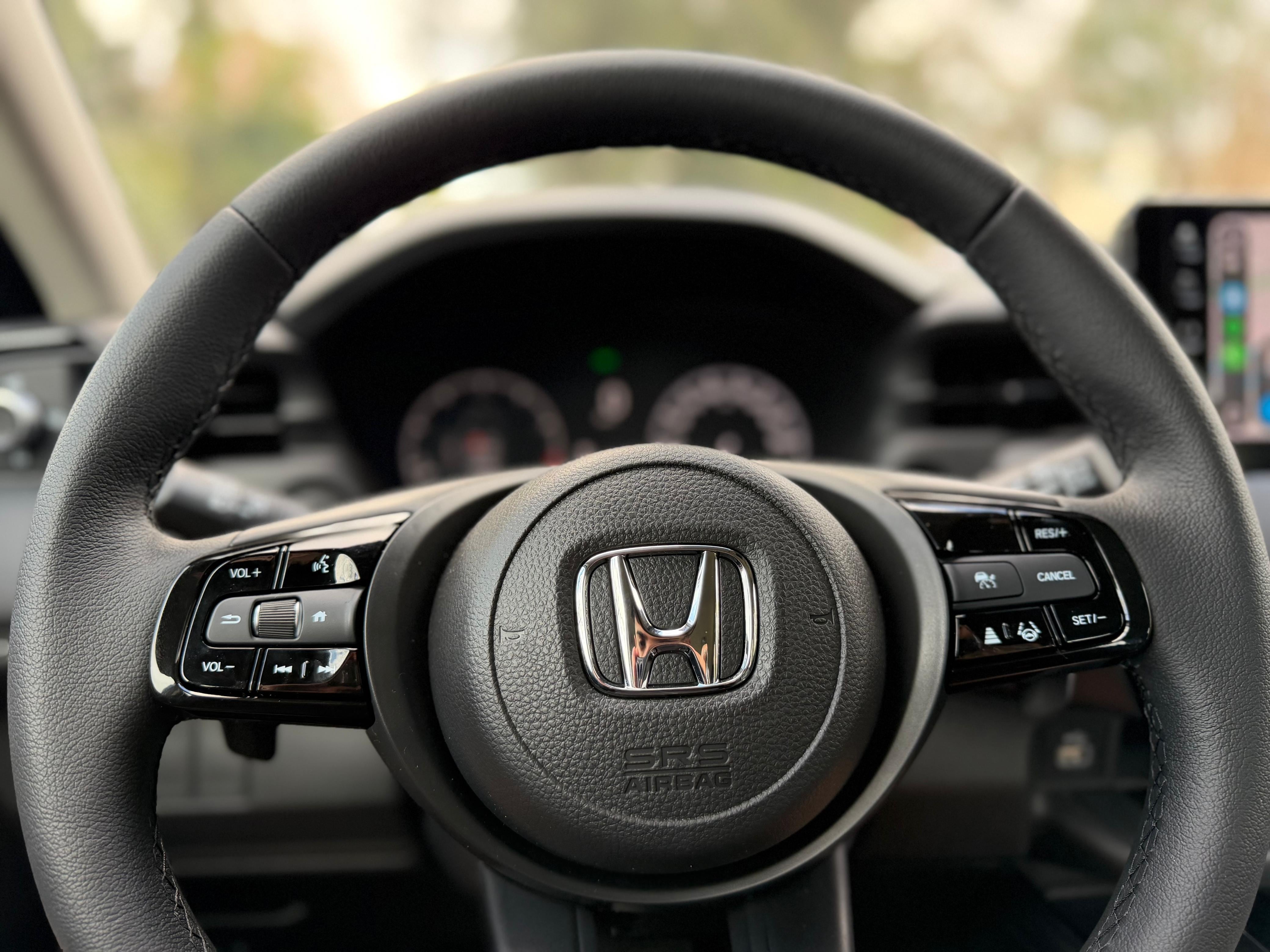 El volante incorpora comandos de fácil acceso