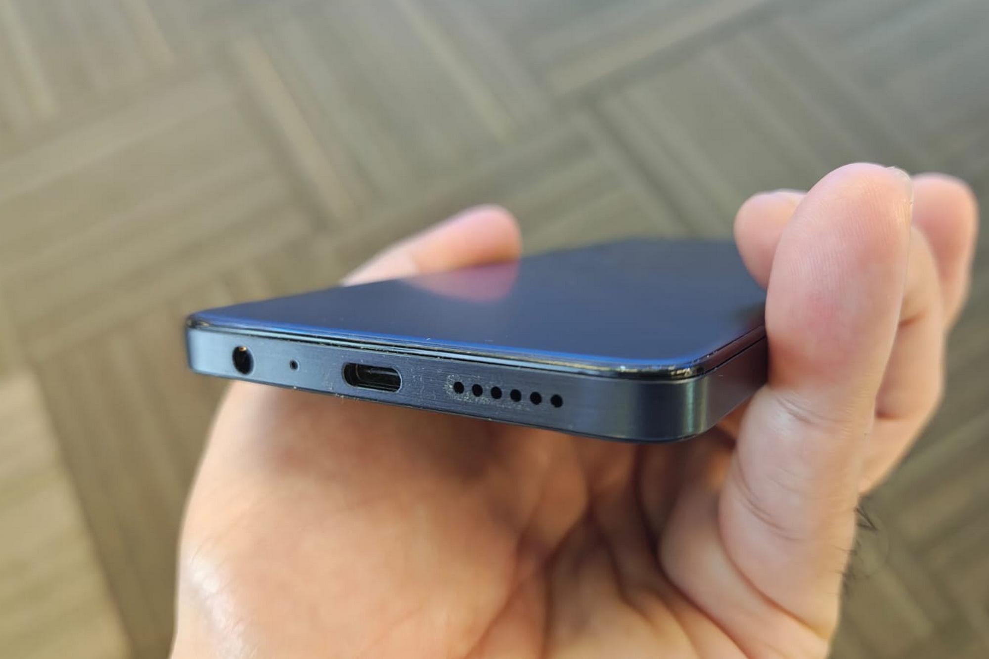 El conector de audio del TCL 60 NXTPAPER, una rareza dentro de los últimos lanzamientos de smartphones