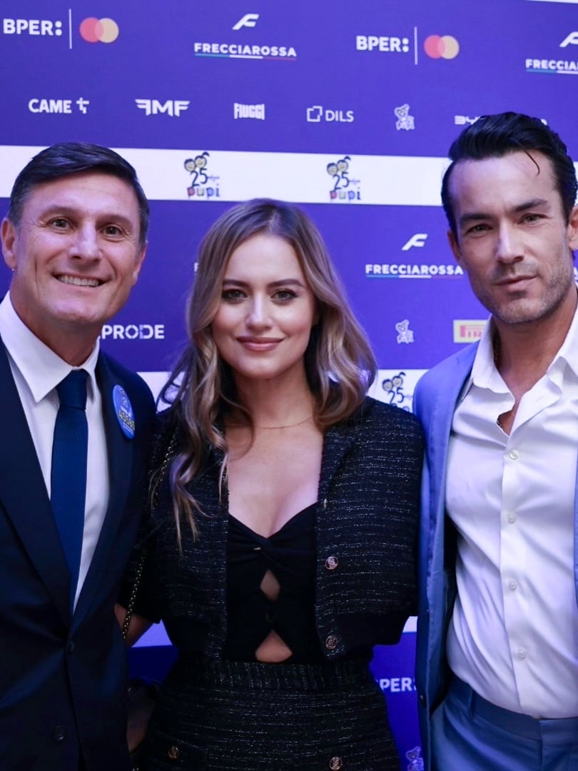 El anfitrión junto a Lola Ponce y su marido, Aaron Díaz