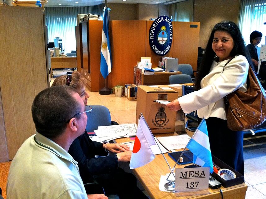 Los argentinos que se encuentran en el exterior se acercan a las embajadas para poder emitir su voto