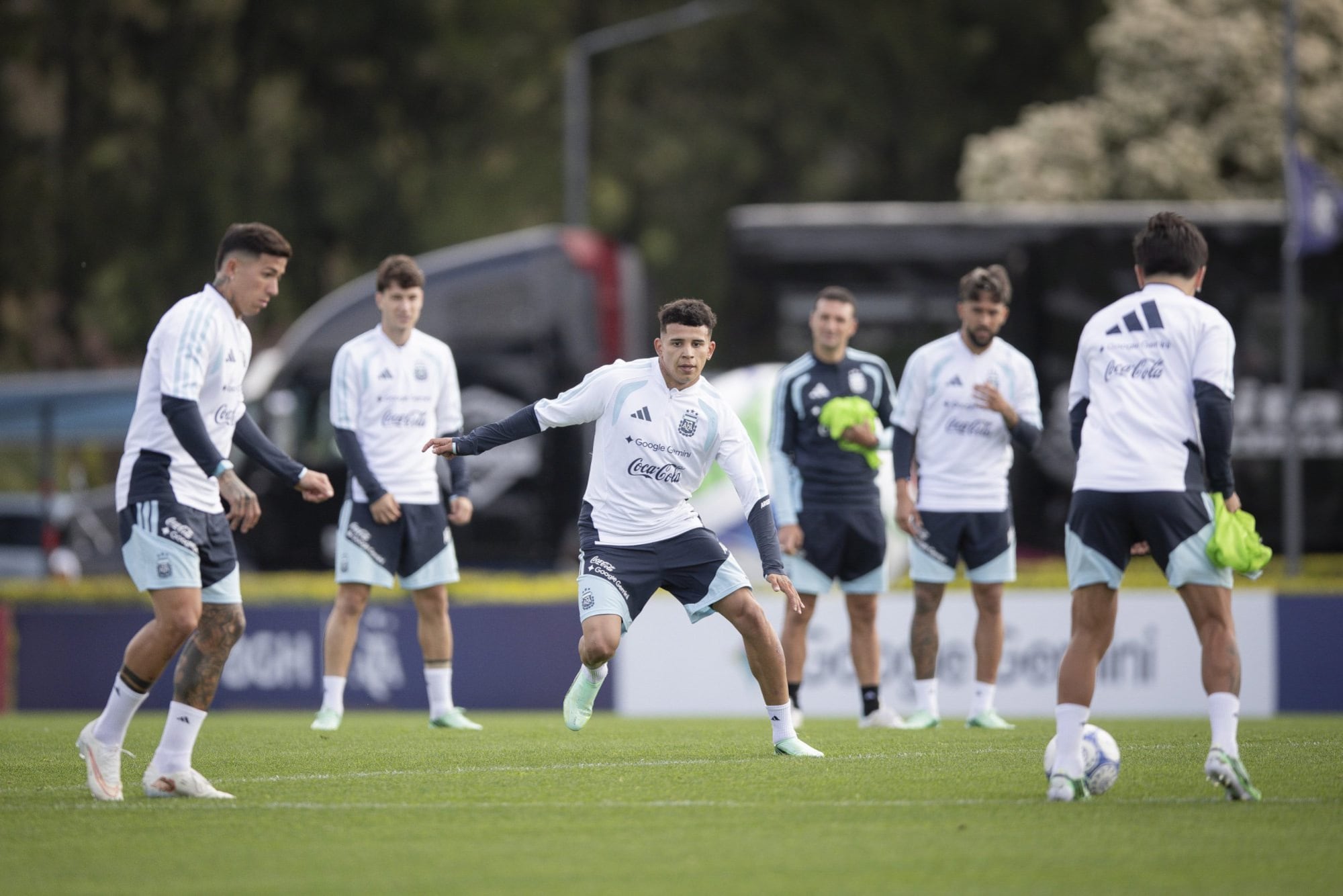 Mientras tanto, la selección argentina se entrenó con normalidad en el Predio Lionel Andres Messi de la AFA en Ezeiza