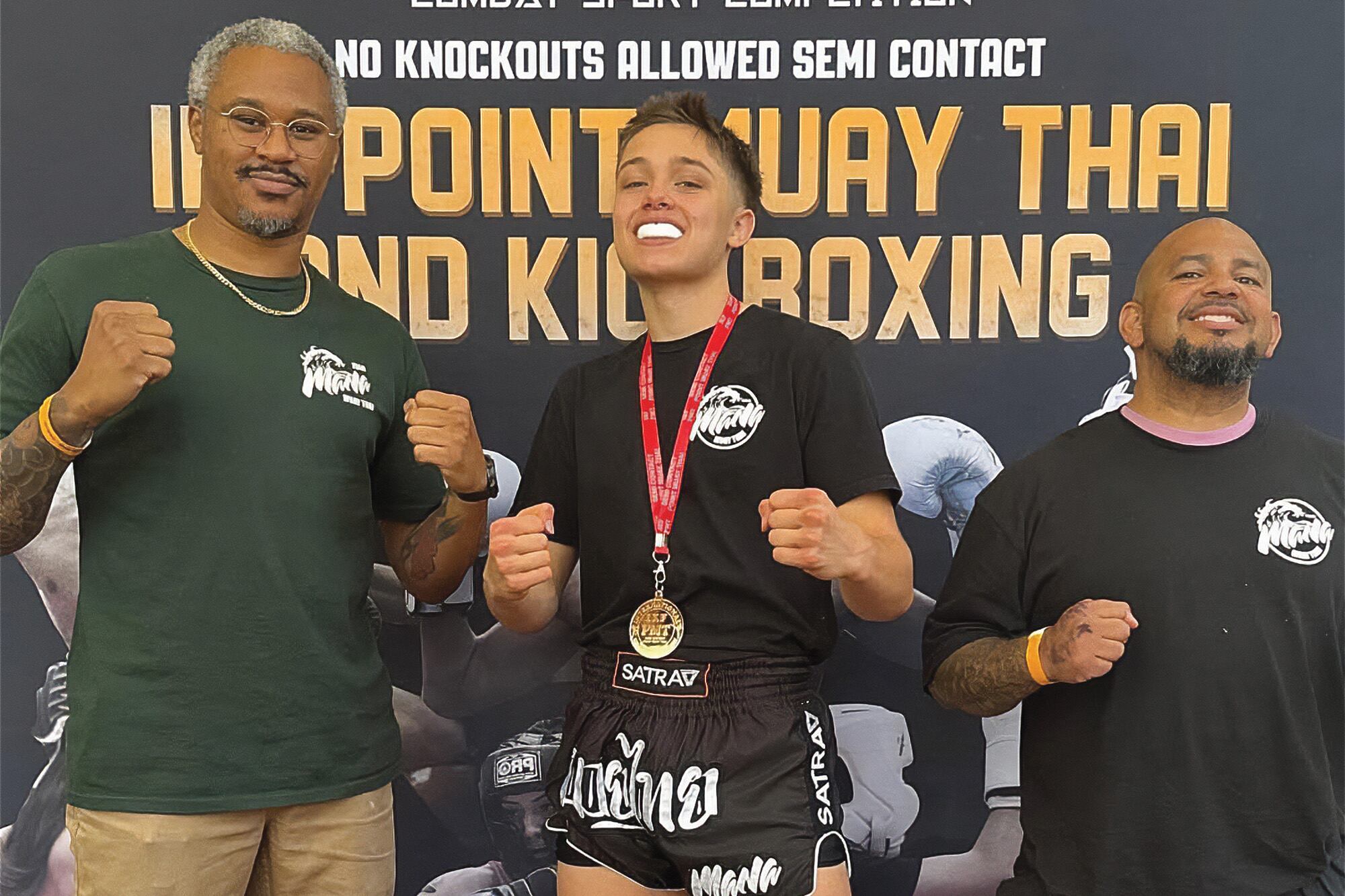 Postura de ganador. El hijo de Angelina y Brad posa orgulloso con los puños cerrados, su protector bucal puesto y la medalla colgada de su cuello. Knox es alumno de la escuela de artes marciales Team Mana Muay Thai, en Los Ángeles.