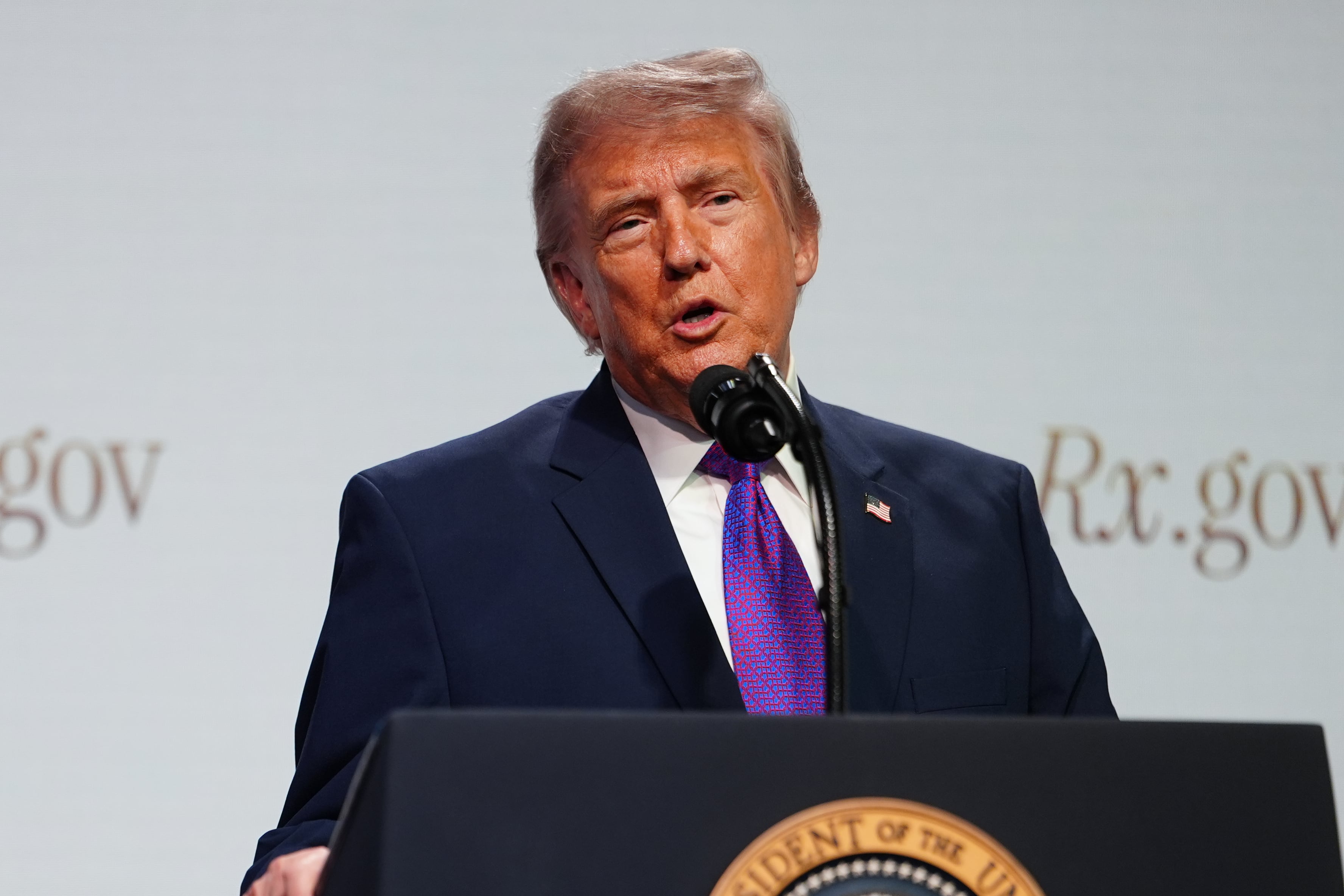 JD Vance anunció que hubo “bastante progreso” en las conversaciones con Irán 12 El presidente Donald Trump pronuncia un discurso en el Edificio Ejecutivo Eisenhower de la Casa Blanca, el lunes 18 de mayo de 2026, en Washington. (AP Foto/Julia Demaree Nikhinson)
