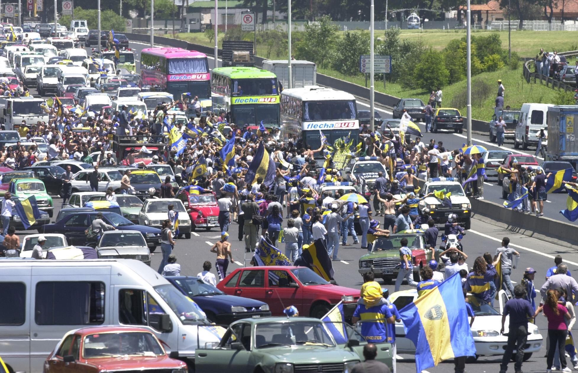 Hinchas de Boca invaden la llegada del plantel campeón en plena Autopista Richieri, el 30 de noviembre de 2000